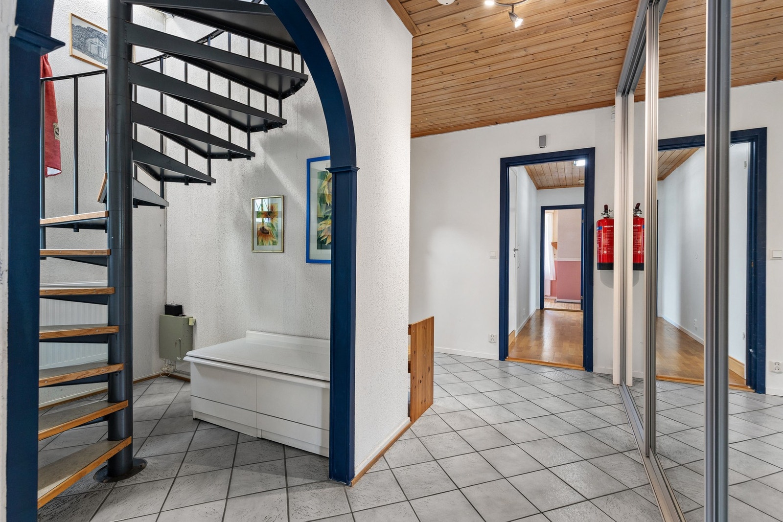 Fin oppbevaringsplass for yttertøy og sko i stor skyvedørsgarderobe med speilfronter Galleribilde