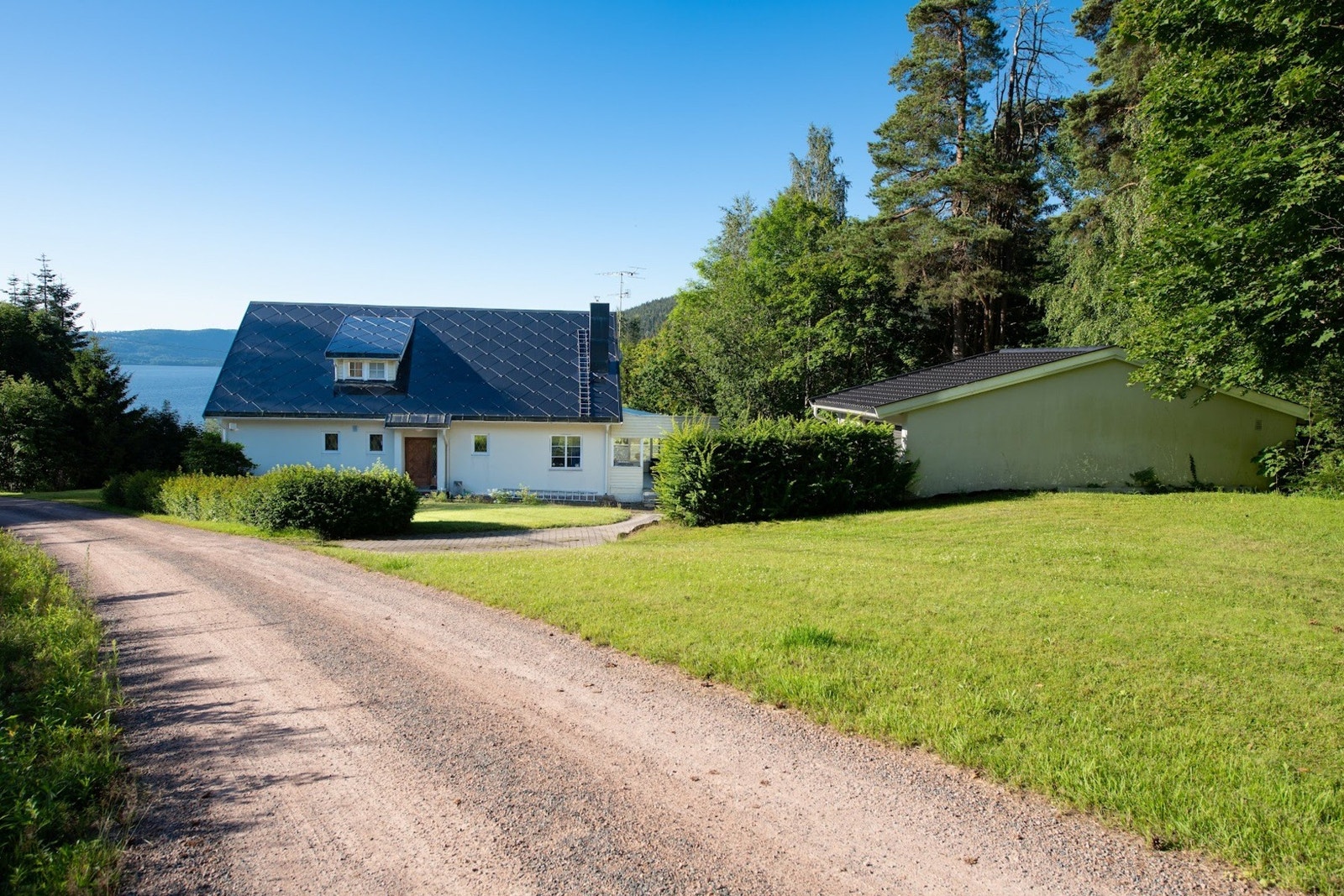 I 2018 ble boligen oppgradert med bergvarmeanlegg og radiatorer. I samme tidsrom ble det også lagt nytt tak med solcelleanlegg. Galleribilde