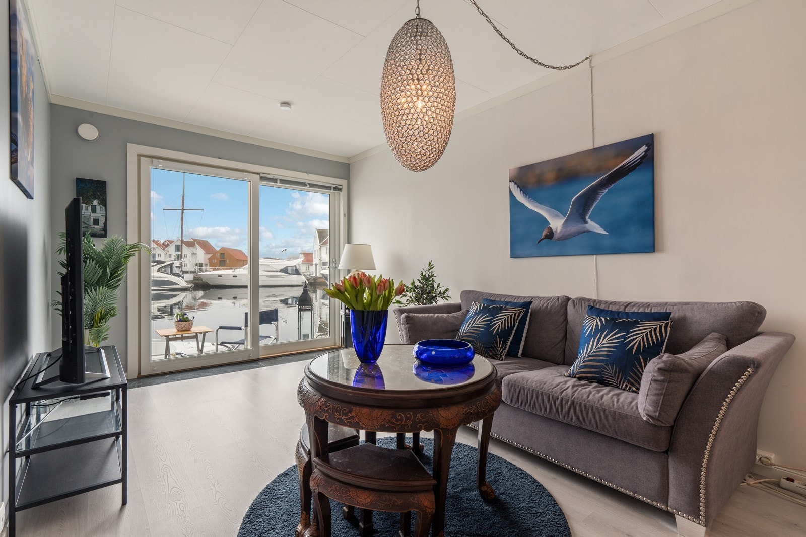 Herlig stue med kaien og maritime omgivelser like utenfor. Galleribilde