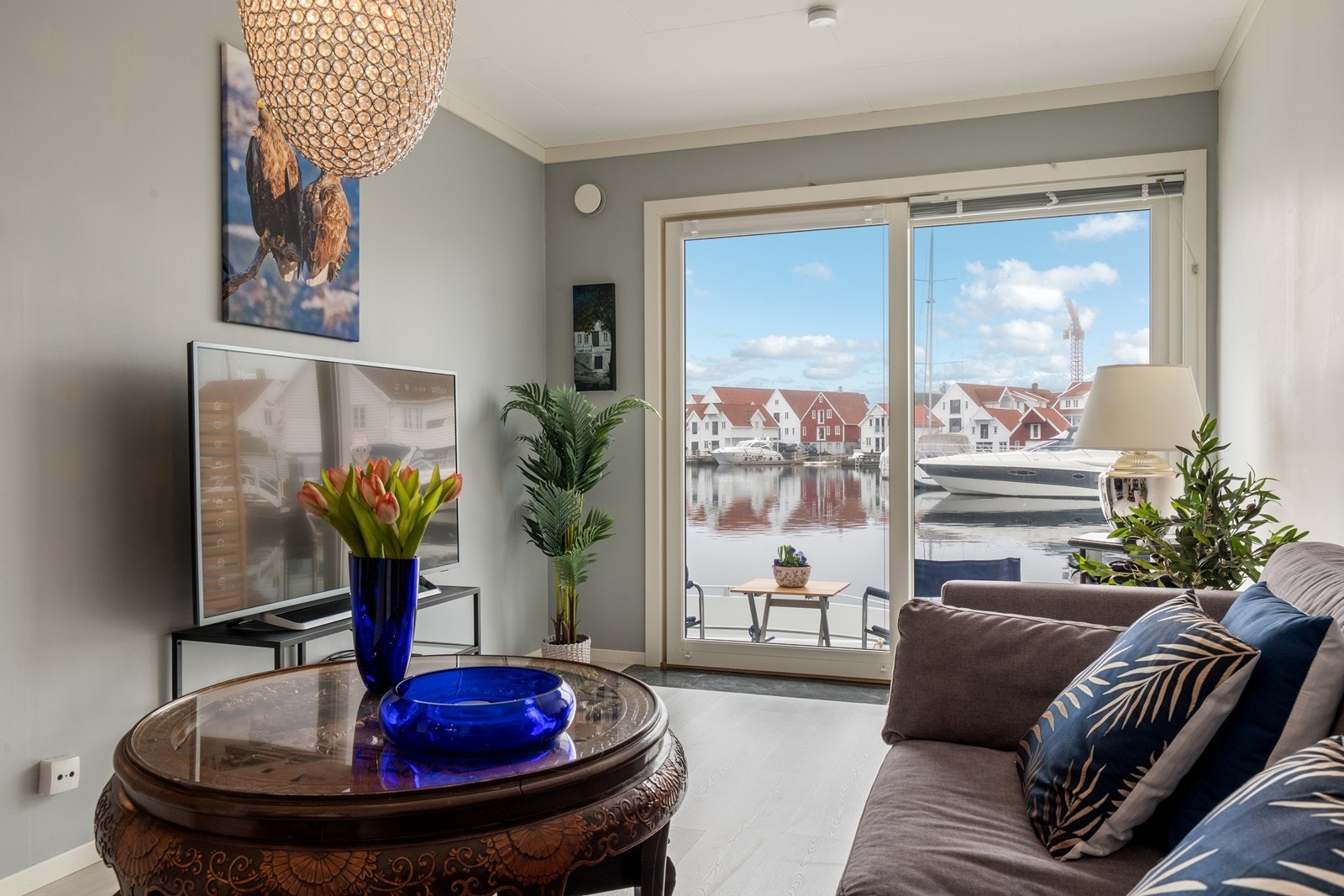 Rikelig med naturlig dagslys gjennom stor dobbel skyvedør. Galleribilde