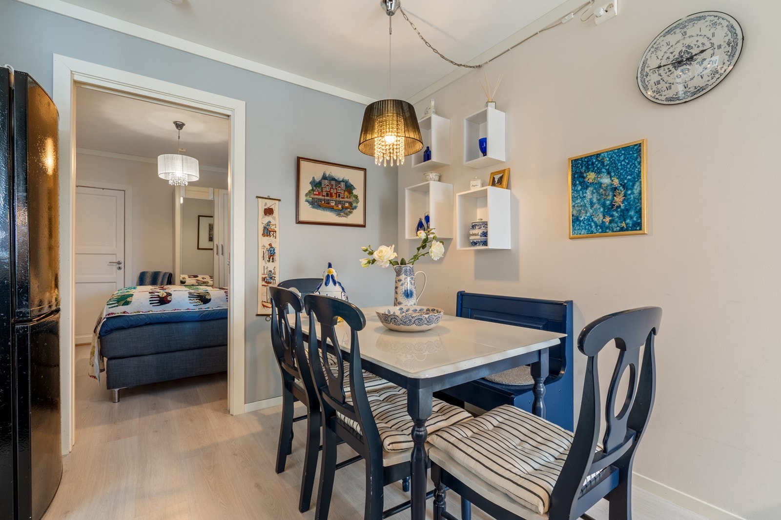 Plass til spisebord i kjøkkensonen. Galleribilde