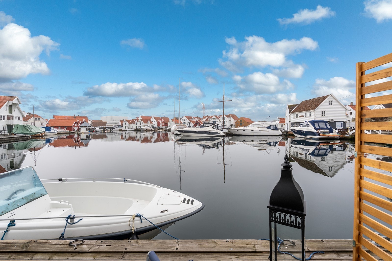 Her kan du nyte fine sommerdager på kaien like utenfor leiligheten. Galleribilde