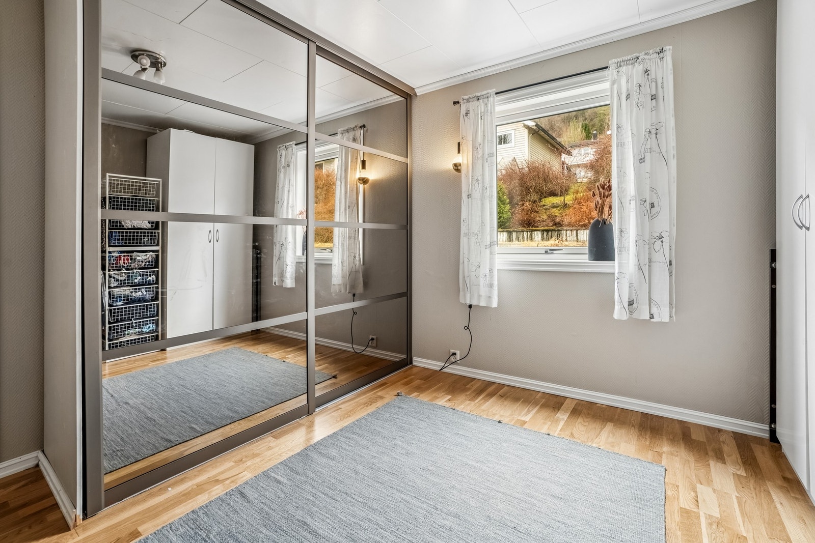 Du finner et soverom i etasjen, dette rommet er i dag brukt som garderobe. Galleribilde