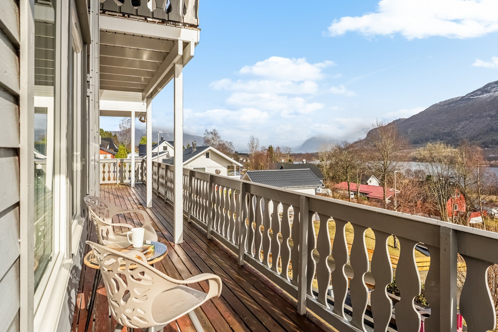 Du har terrasse rundt store deler av huset, så her kan du bare flytte deg etter sol og vindforhold. Galleribilde