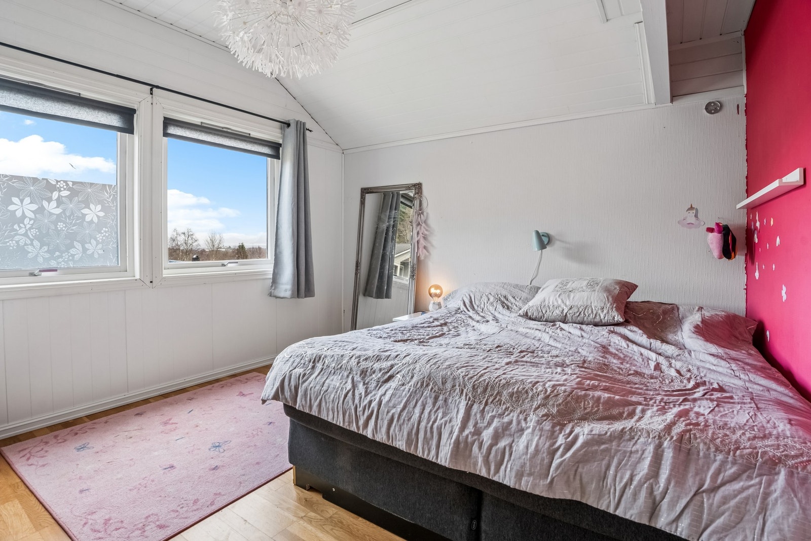 Soverom nummer fire med utsikt retning Hareid. Galleribilde