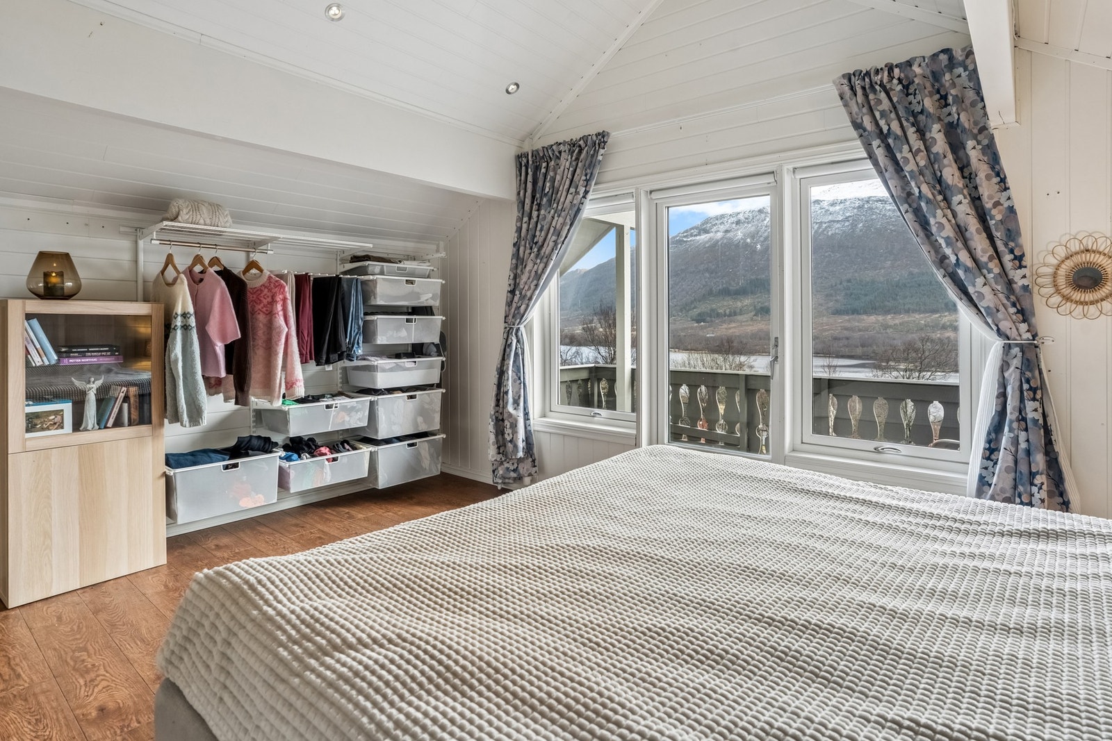 Hovedsoverommet har flott utsikt mot Grimstadvatnet og Melshornet, samt en liten balkong hvor du kan drikke morgenkaffen. Galleribilde