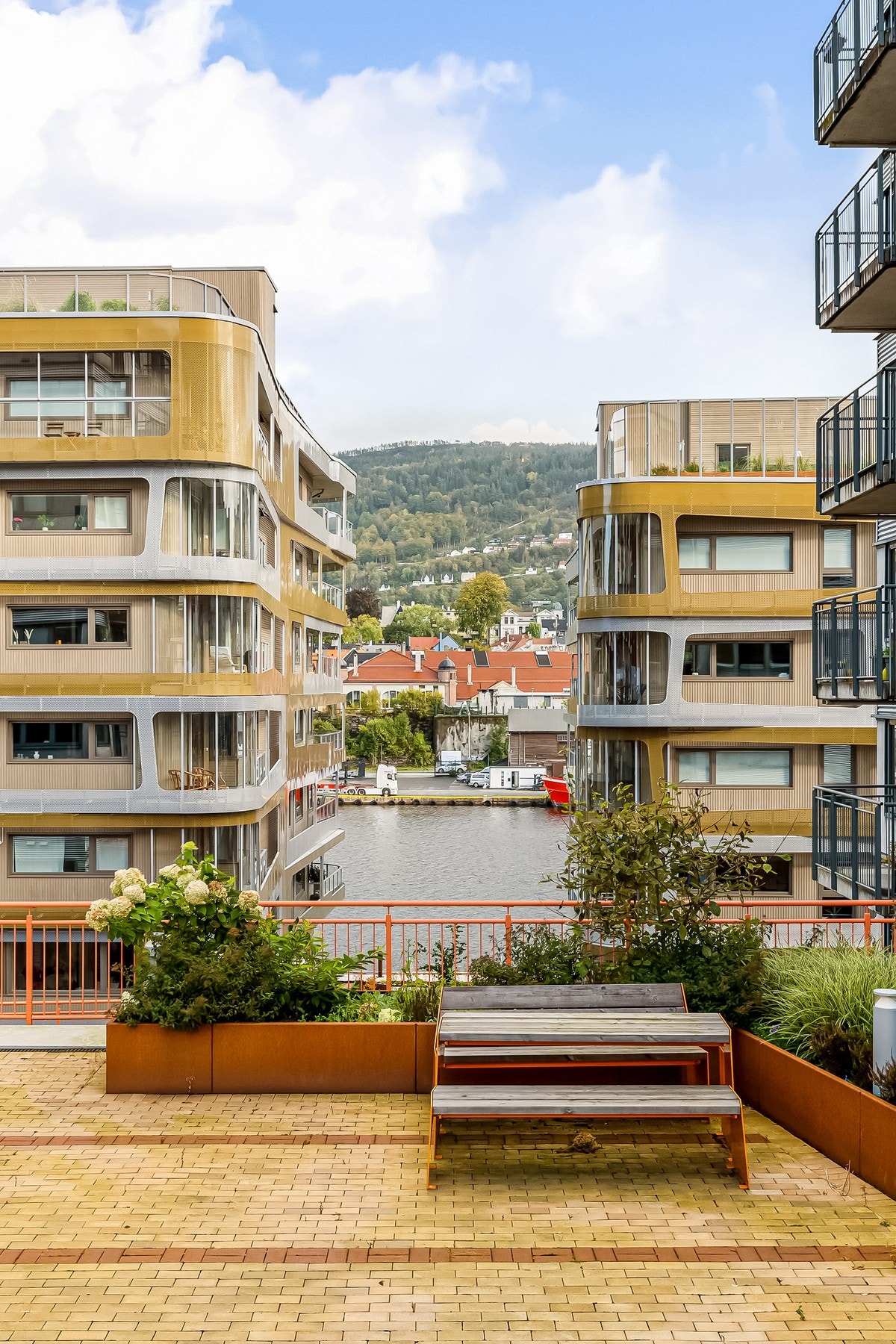 Utmerket beliggenhet for studenten, like ved strandpromenaden i Damsgårdssundet Galleribilde
