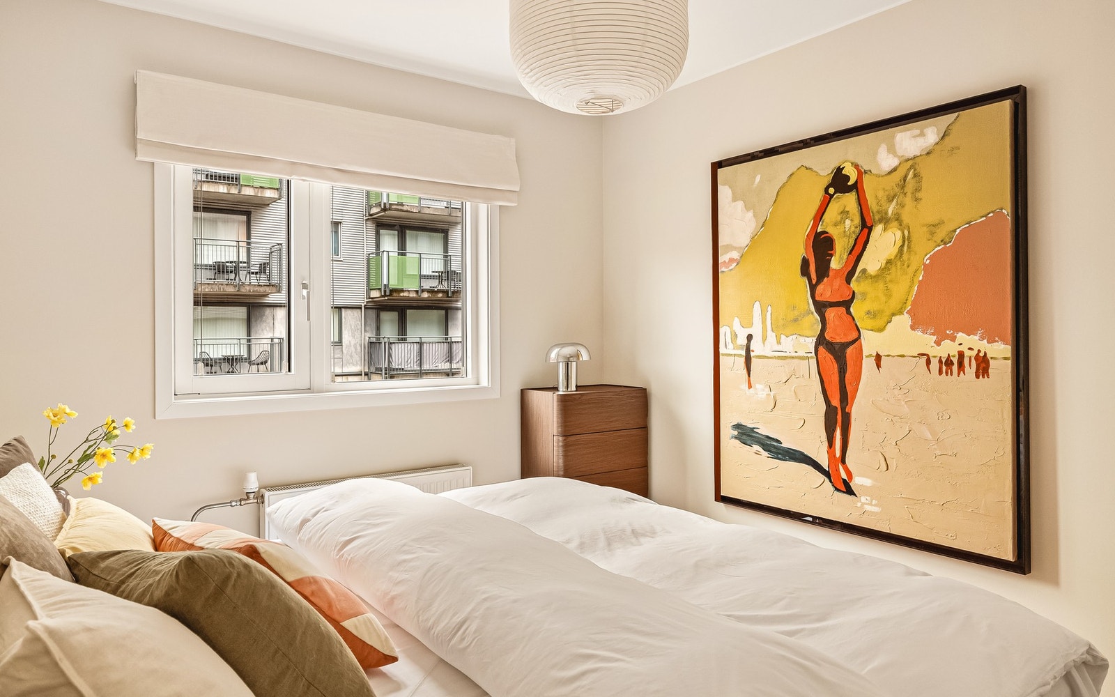 Soverommet har god plass til innredning med dobbeltseng og annet ønskelig møblement. Galleribilde