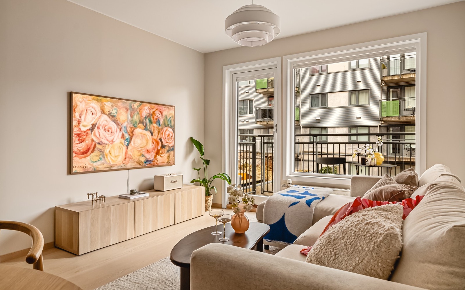 Store vindusflater sørger for rikelig med naturlig lysinnslipp og gir en god romfølelse. Galleribilde