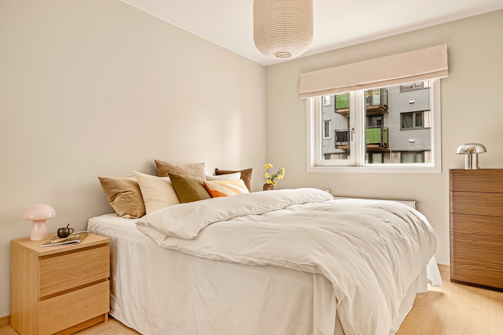 Leilighetens soverom er av god størrelse, og måler 10,6 m². Galleribilde