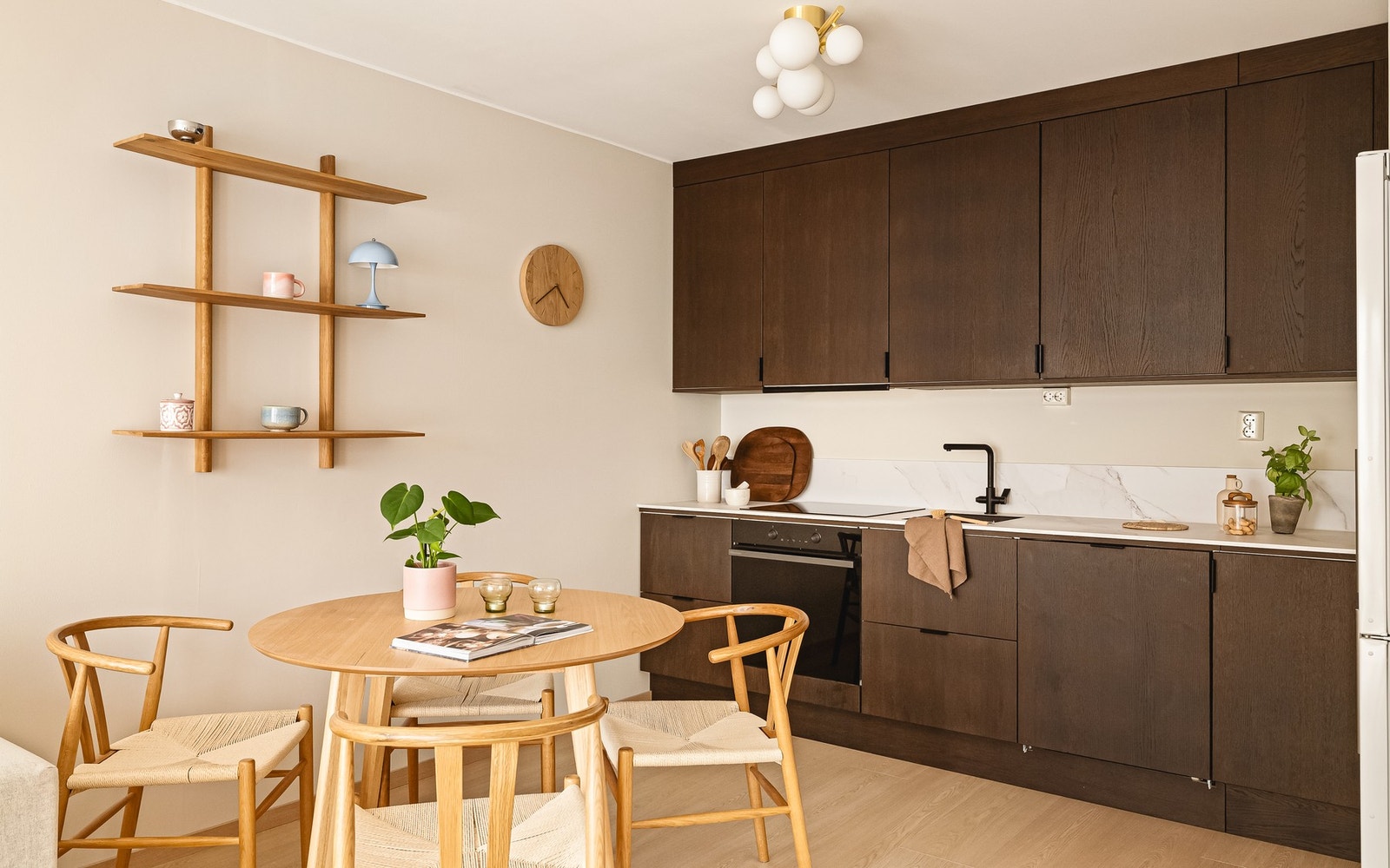 Velkommen til denne lekre og moderne 2-roms leiligheten, med flotte kvaliteter og populær beliggenhet like ved Damsgårdssundet. Galleribilde