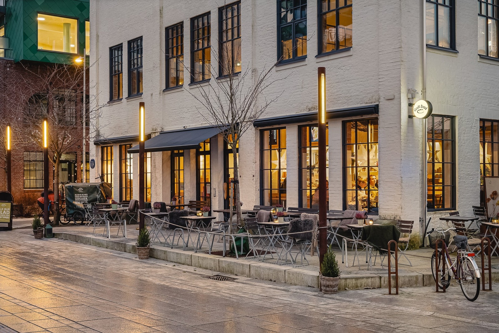 Videre innover langs Damsgårdssundet, finnes en rekke servicetilbud, hyggelige caféer og handlesteder. Galleribilde