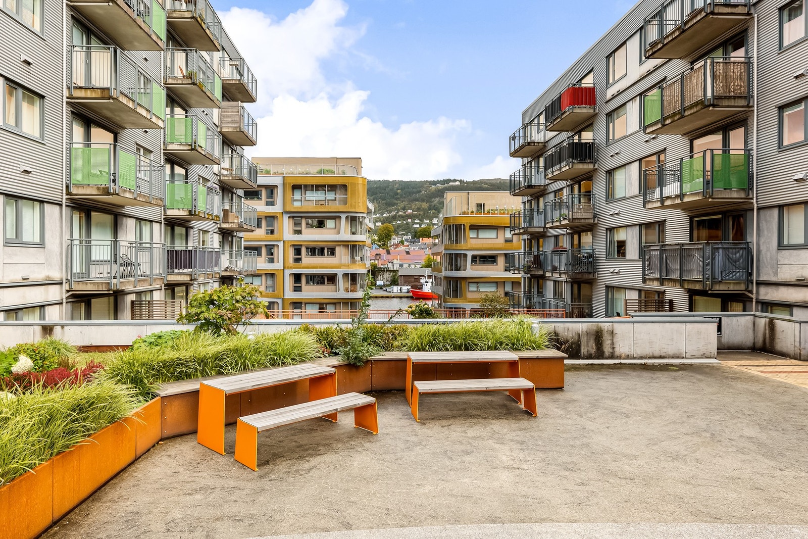 Borettslaget har felles uteområde med benker, som ligger skjermet fra bilveien. Galleribilde