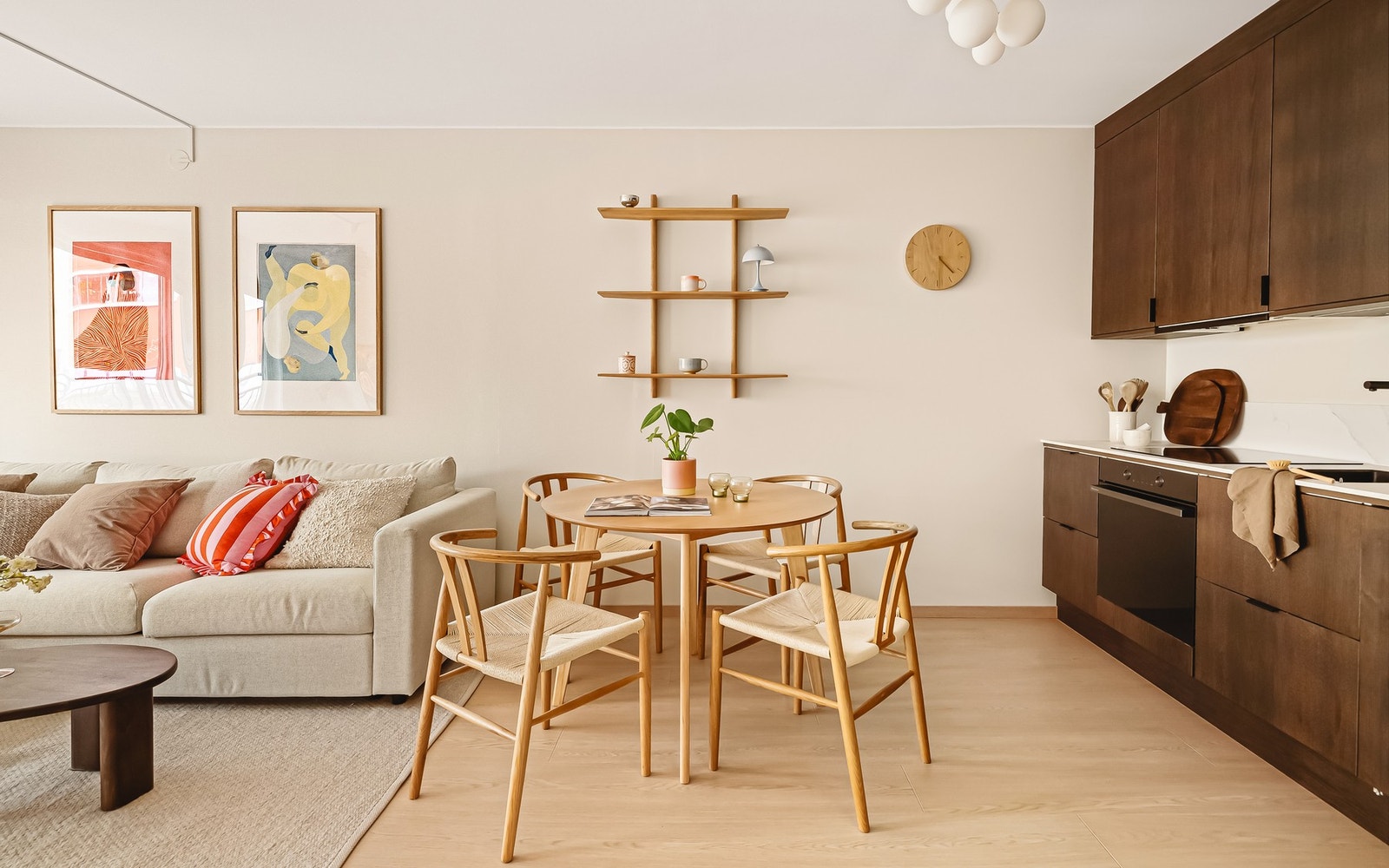 Stue og kjøkken har et areal på 21,1 m², med plass til sofaseksjon og spisebord. Galleribilde