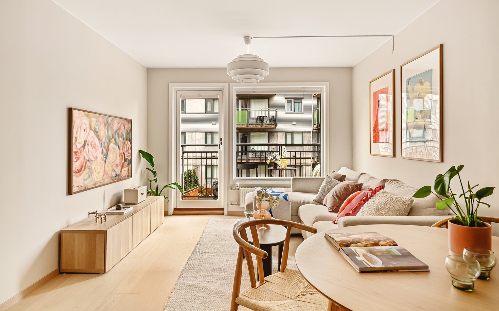 Leiligheten har en lys og åpen stue/kjøkkenløsning. Galleribilde