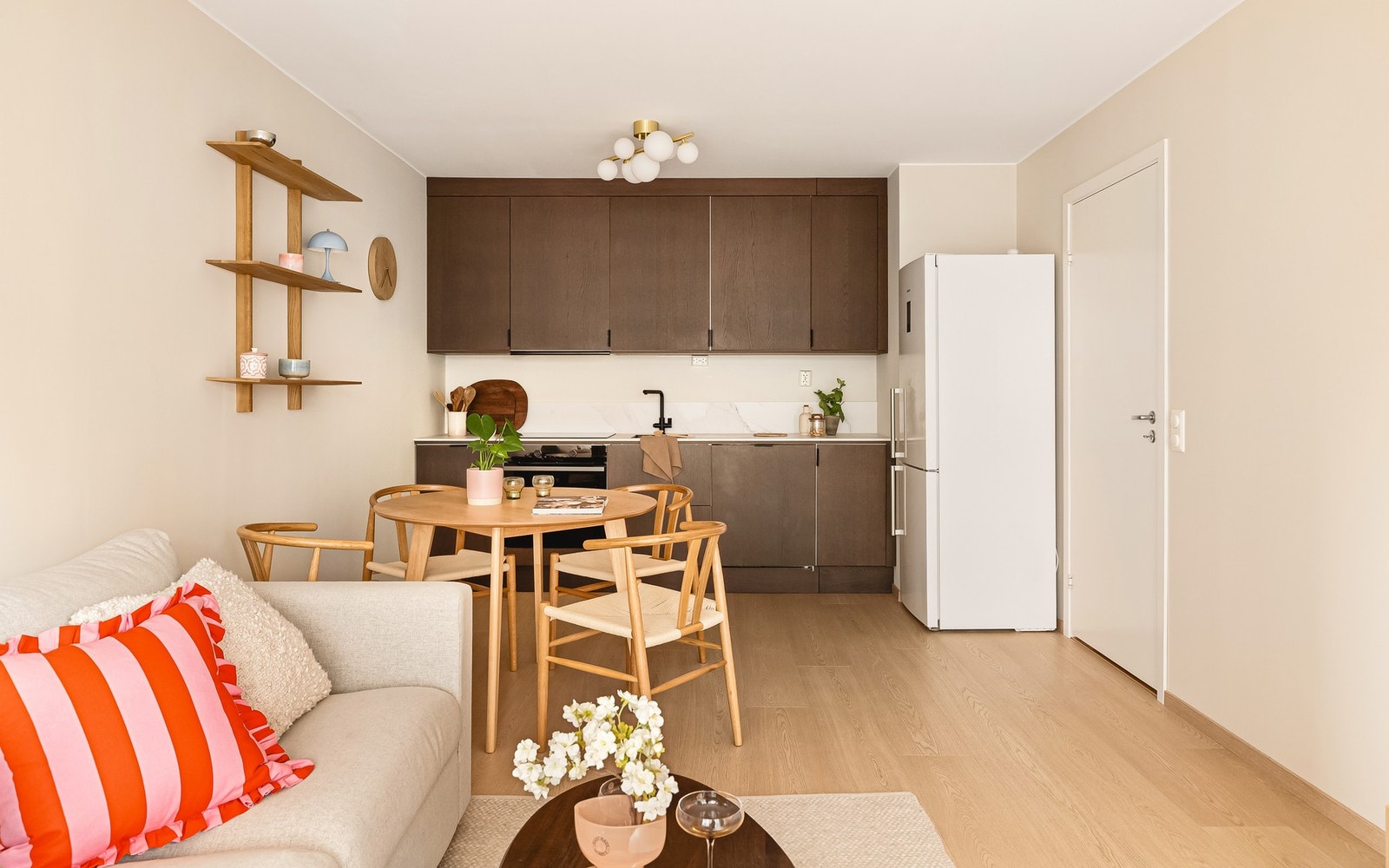 Kjøkkenet har slette fronter og laminat benkeplate. Integrerte hvitevarer, med unntak av kjøleskap. Galleribilde