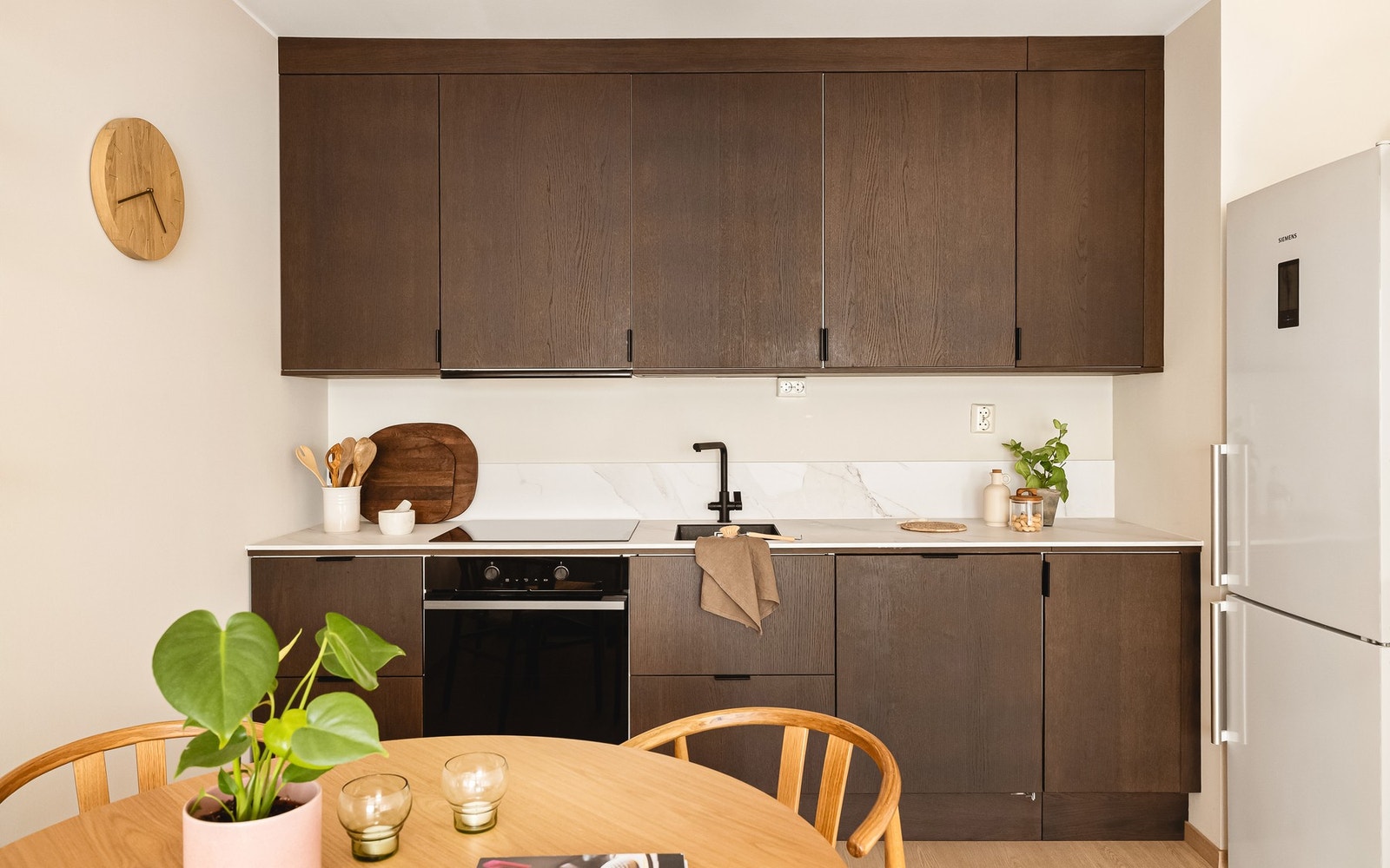 Den åpne løsningen til stue og spisestue, gjør matlagingen til en sosial aktivitet. Galleribilde