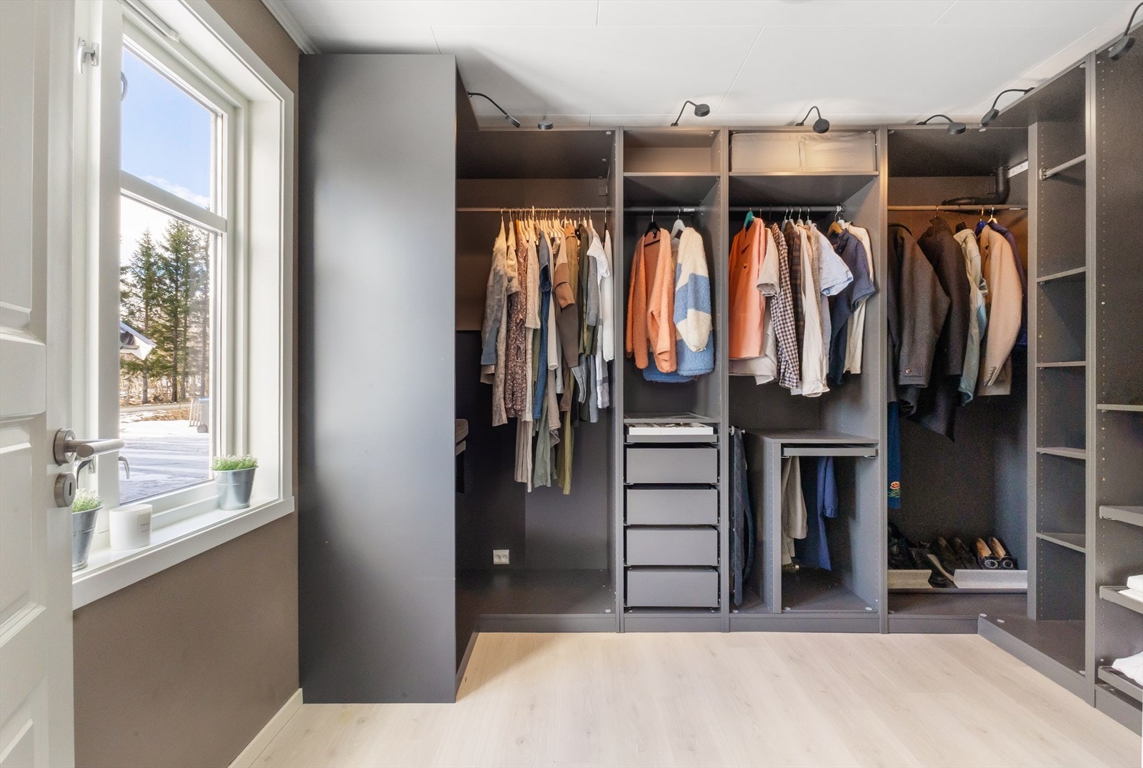 Garderobe, som ligger vis-a-vis stue nr. 2. Dette rommet kan brukes som ett soverom selvsagt. Fra dette rommet så har man tilgang til ett spennende loft som er innredet(ikke avbildet, men se vedlagte 2D plantegninger) Galleribilde