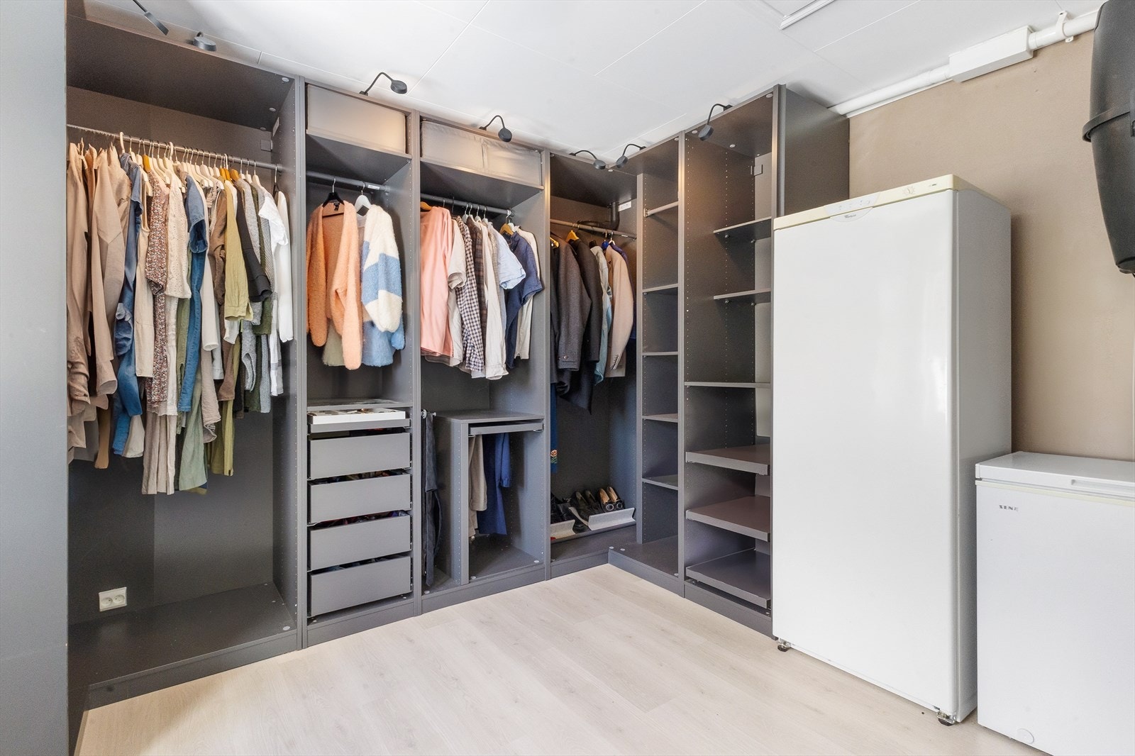 Garderobe/soverom. Galleribilde
