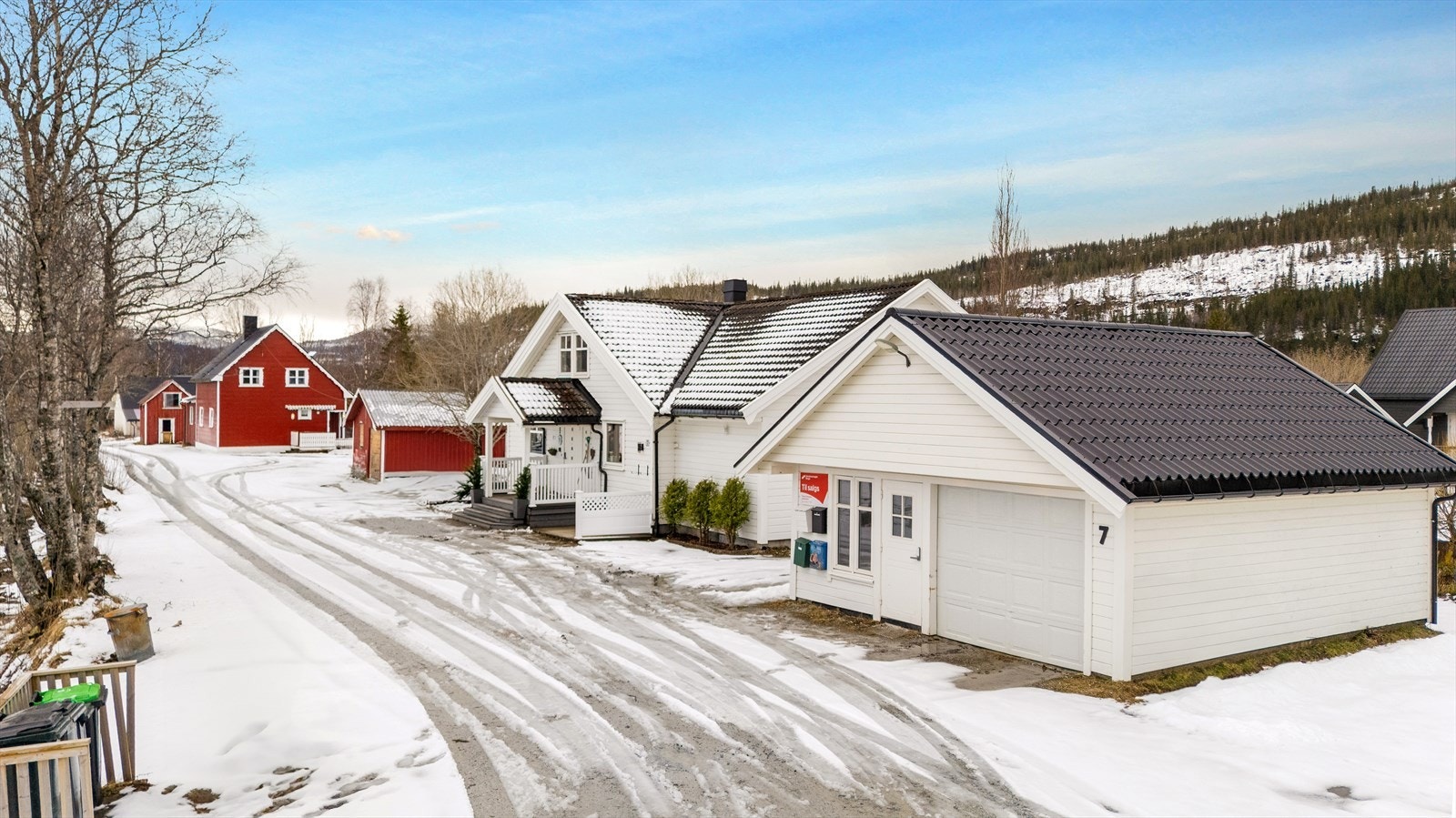 Romslig garasje på ca. 40kvm BRA-E. Overbygd inngangsparti med markterrasse i tilknytning denne. Galleribilde