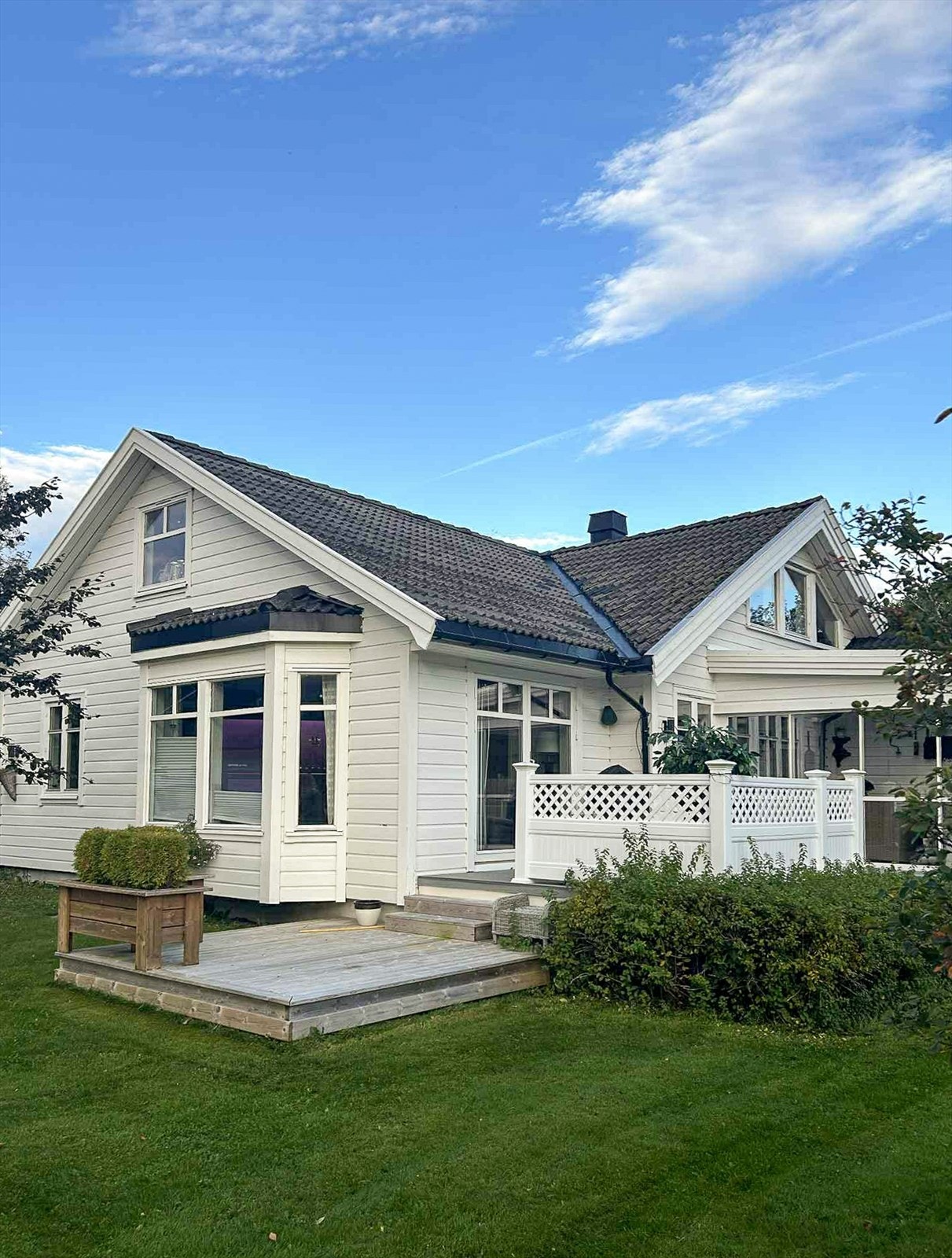 Markplatting på ca. 5,7 m² med levegg - Markplatting på ca. 8,5 m² - Terrasse på ca. 15,5 m² Galleribilde