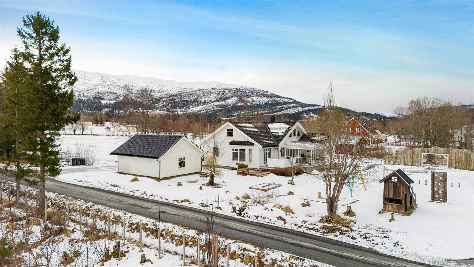 - Romslig garasje med god lagringsplass. Galleribilde