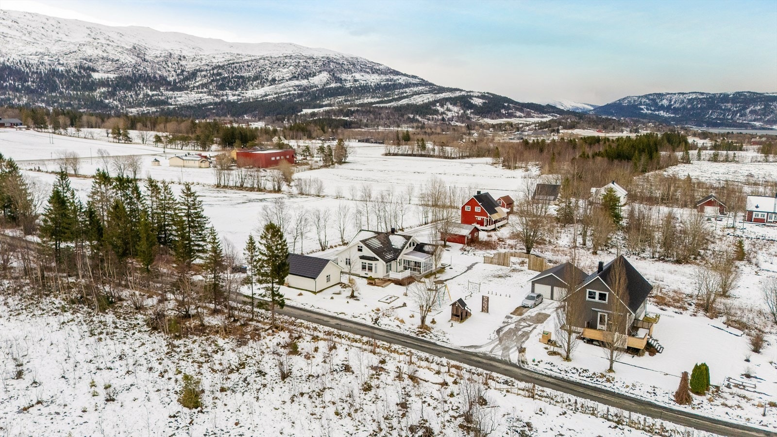 Eiendomsmegler Norge v/Tomi Christian Johansen, Eiendomsmegler MNEF, presenterer her en svært sjarmerende og innholdsrik enebolig med idyllisk beliggenhet. Galleribilde
