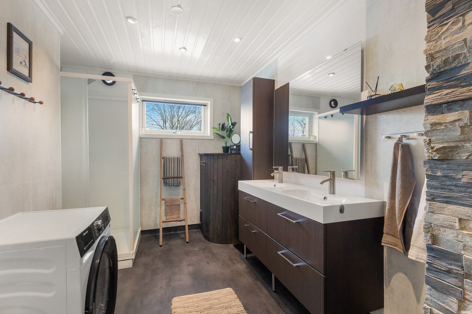 Badet ble oppgradert i 2025 og fremstår som pent. Rommet er betydelig større enn hva bildene angir og bør sees for rett inntrykk. Galleribilde