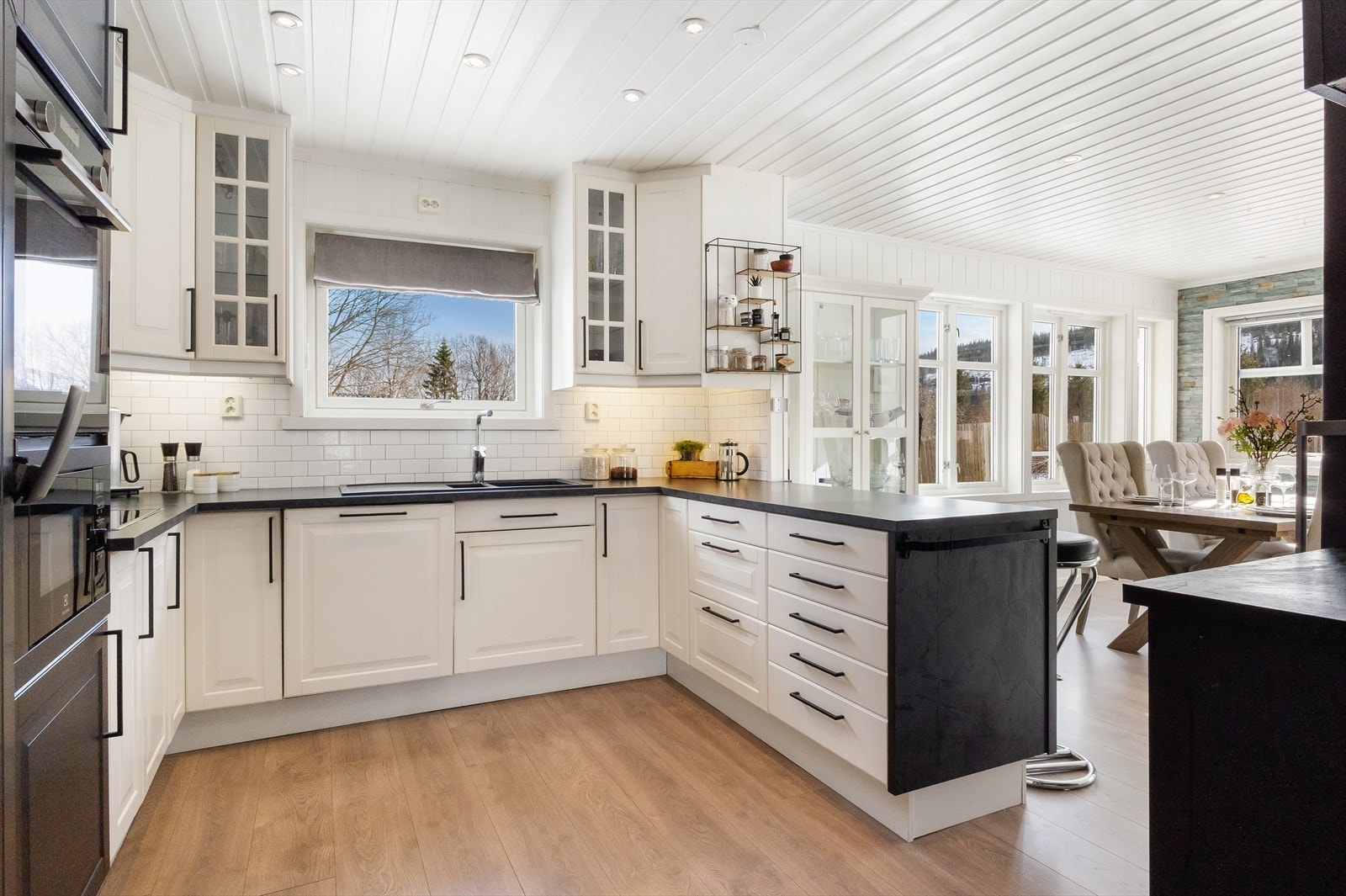Fra inngangen til kjøkkenet. Herlig med naturlig lys inn, da området har godt med vinduer mot de fleste himmelretninger. Galleribilde