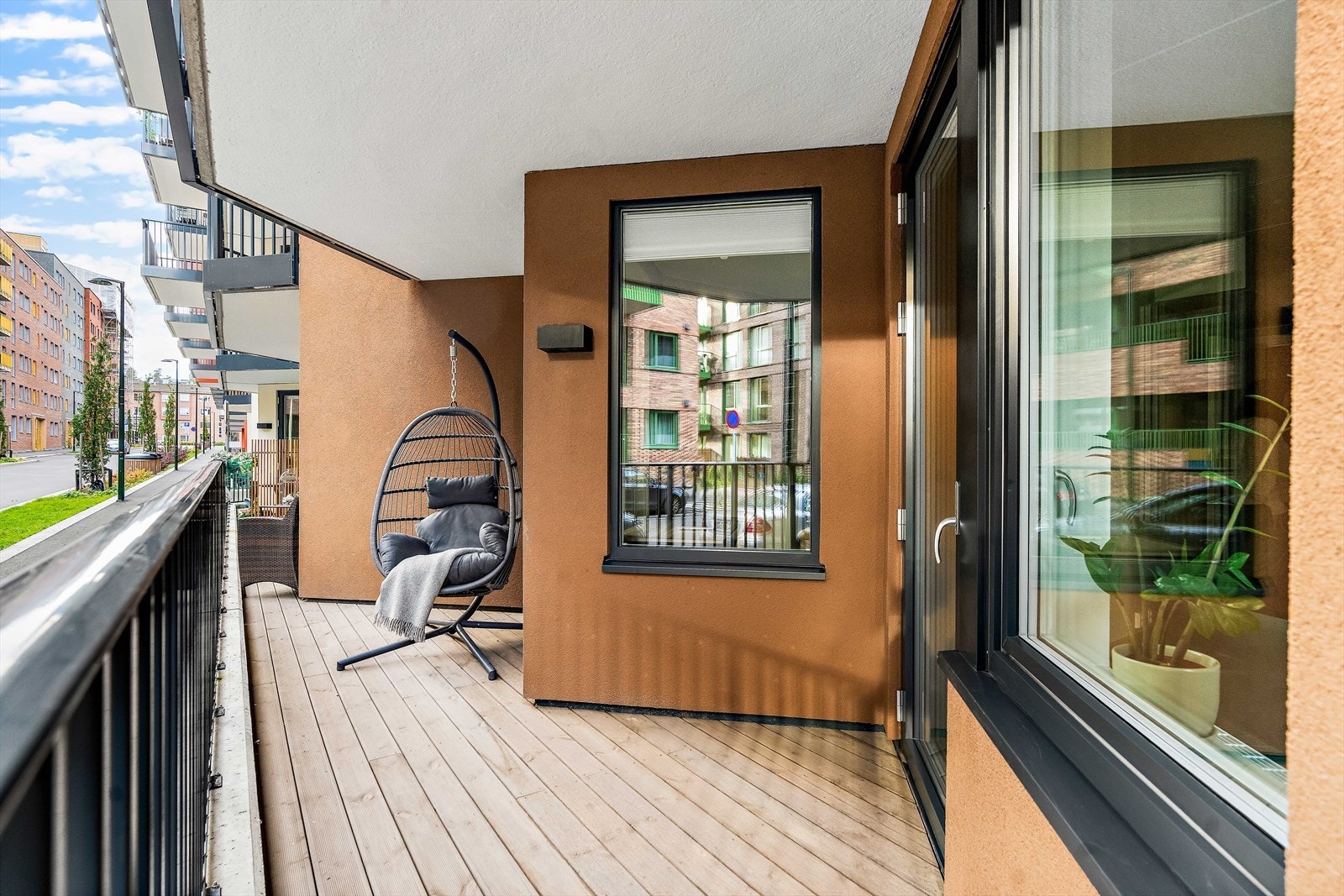 Fra stuen er det tilgang til en sydvendt terrasse på ca. 7 kvm. Galleribilde