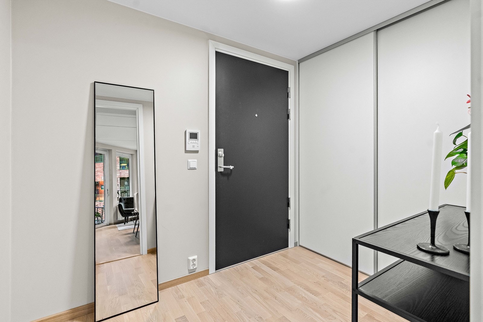 Entré. En romslig garderobeløsning med skyvedører sørger for gode oppbevaringsmuligheter. Galleribilde