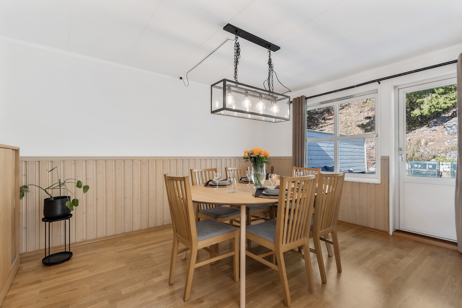 Fra spisestuen er det utgang til en nordvendt og usjenert terrasse Galleribilde