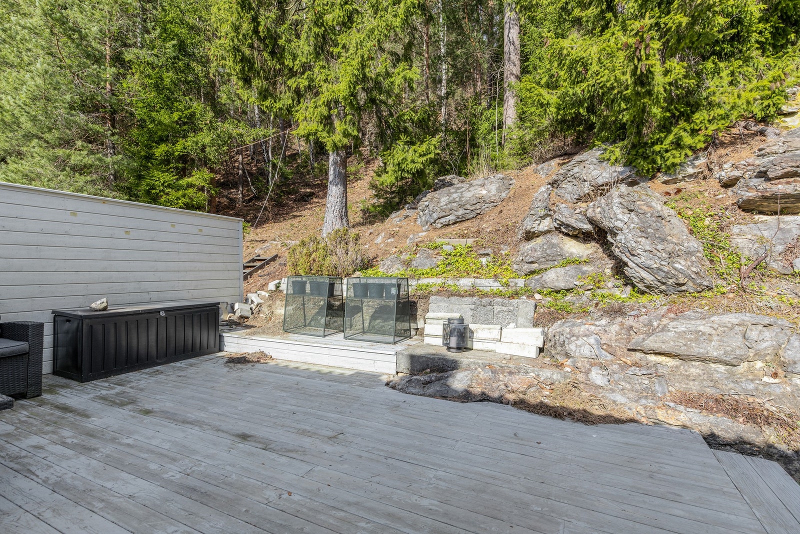 Terrassen er på 27 kvm og grenser mot skogen Galleribilde
