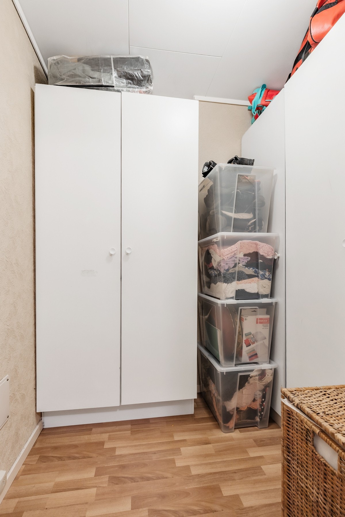 Fra gangen er det praktisk adkomst til bod for oppbevaring av yttertøy, sko mm. Galleribilde