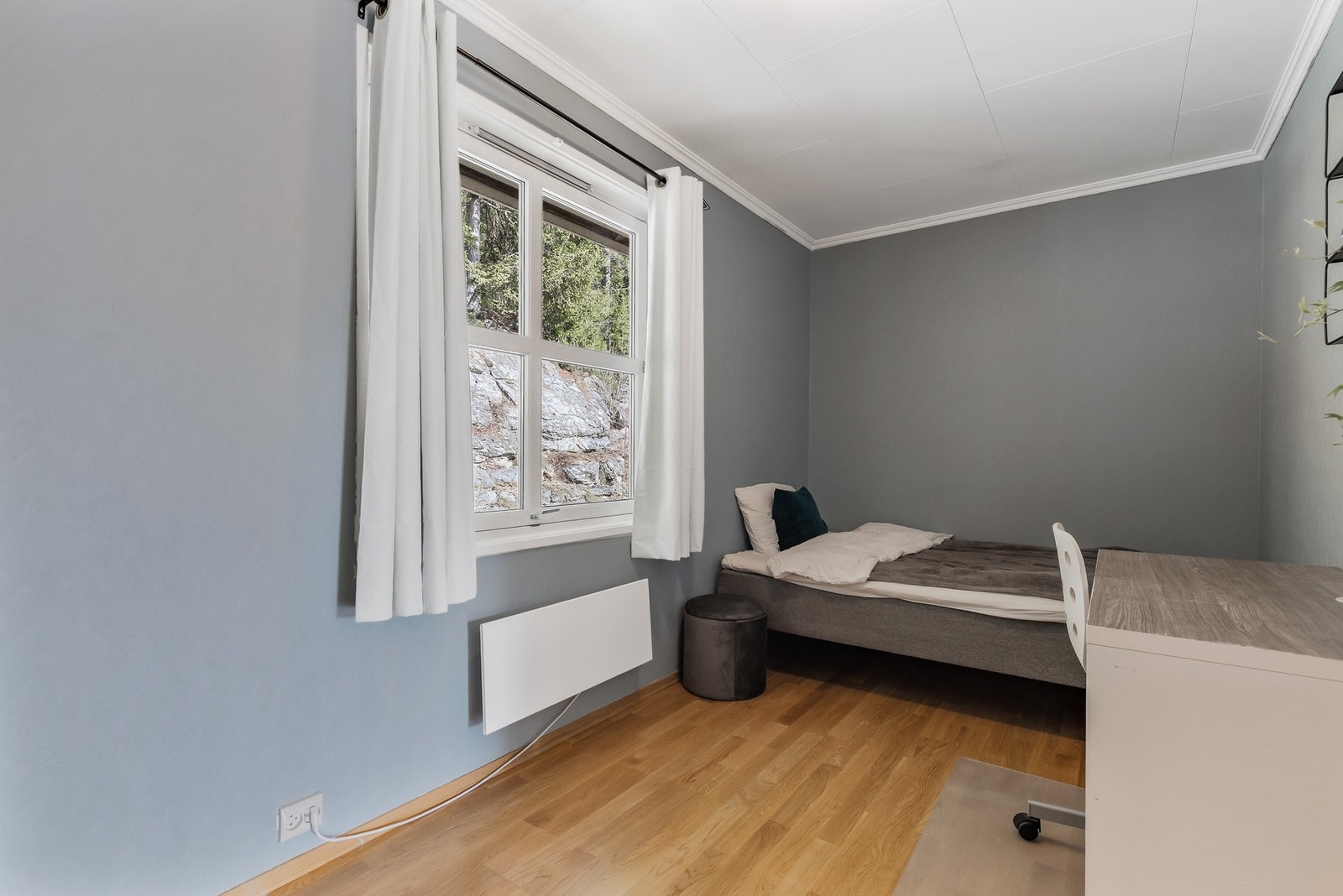 Soverom med parkett på gulv, malte flater på vegger og takplater i himling Galleribilde