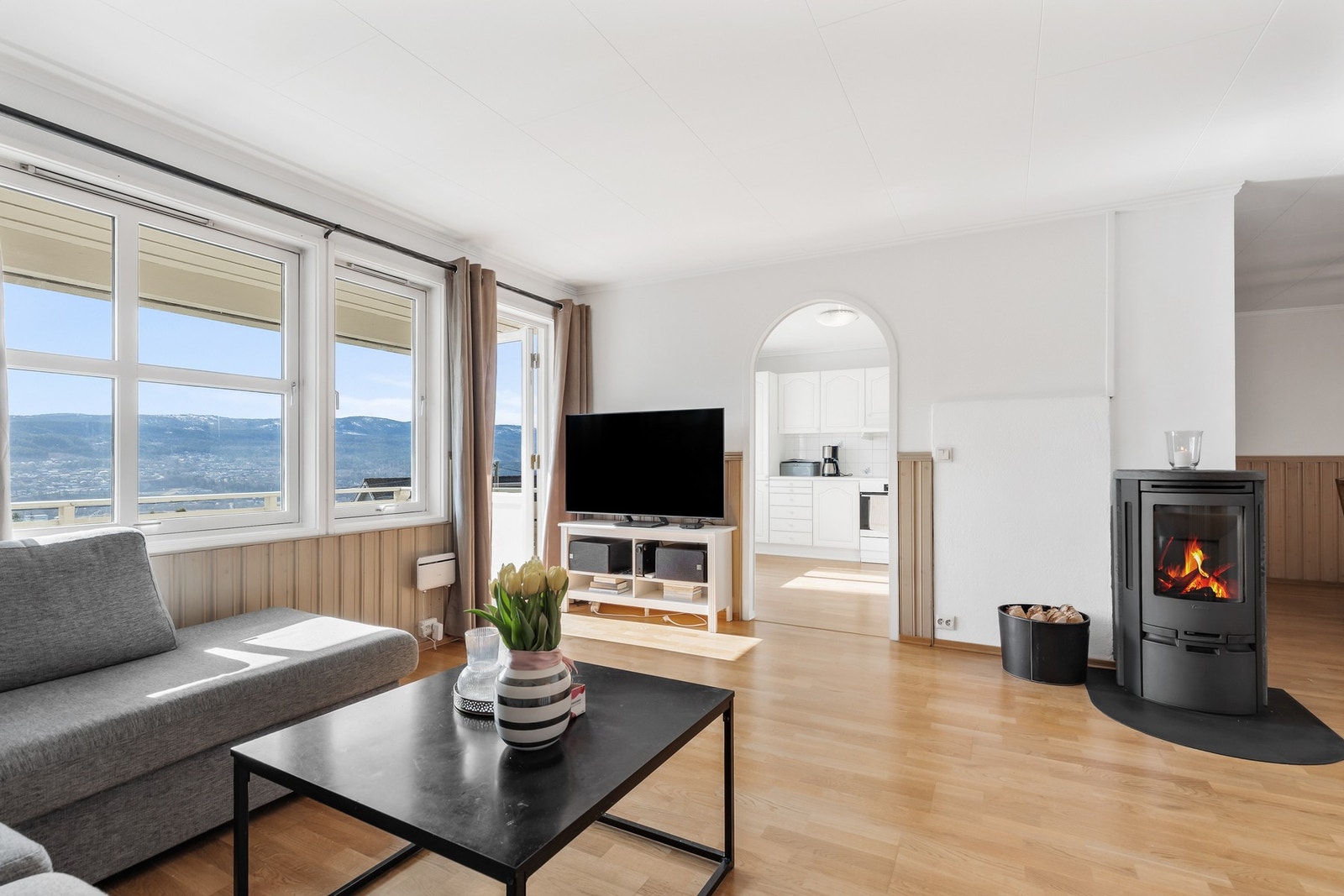 Stuen har fin plass til både sofa, tv-møblement og spisebord Galleribilde