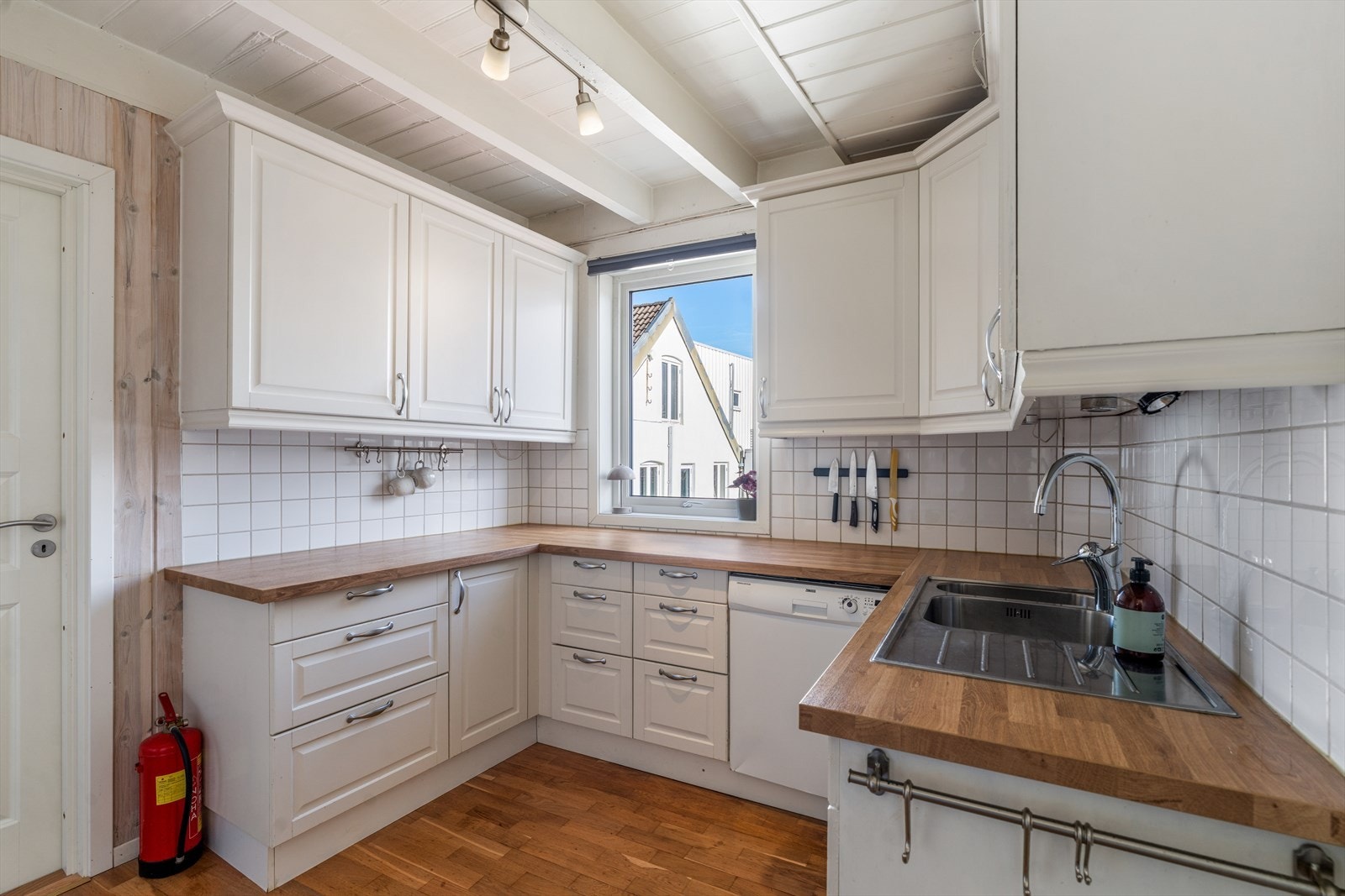 Rikelig med skap- og benkeplass. Galleribilde