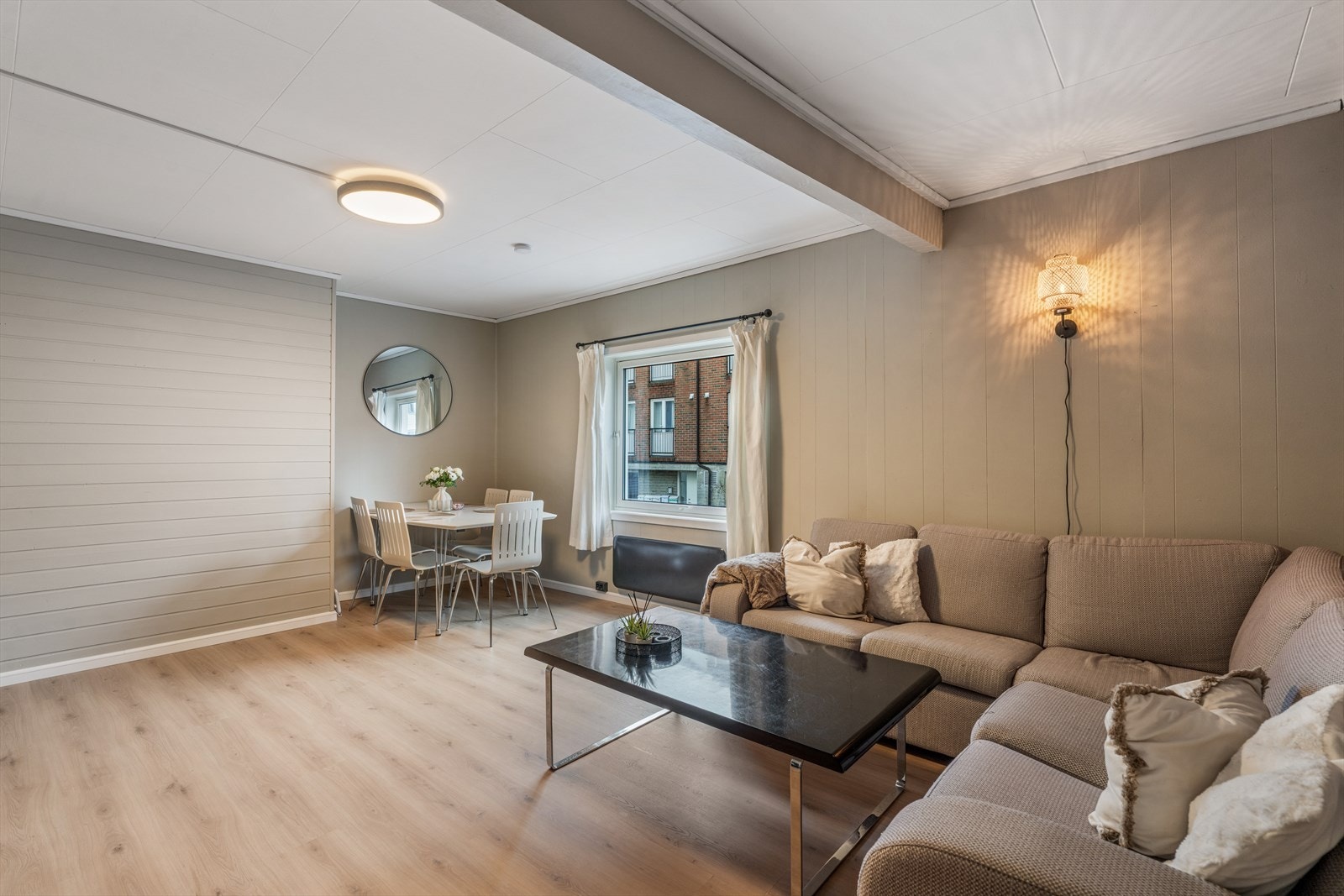 Stue med plass til spisebord. Galleribilde