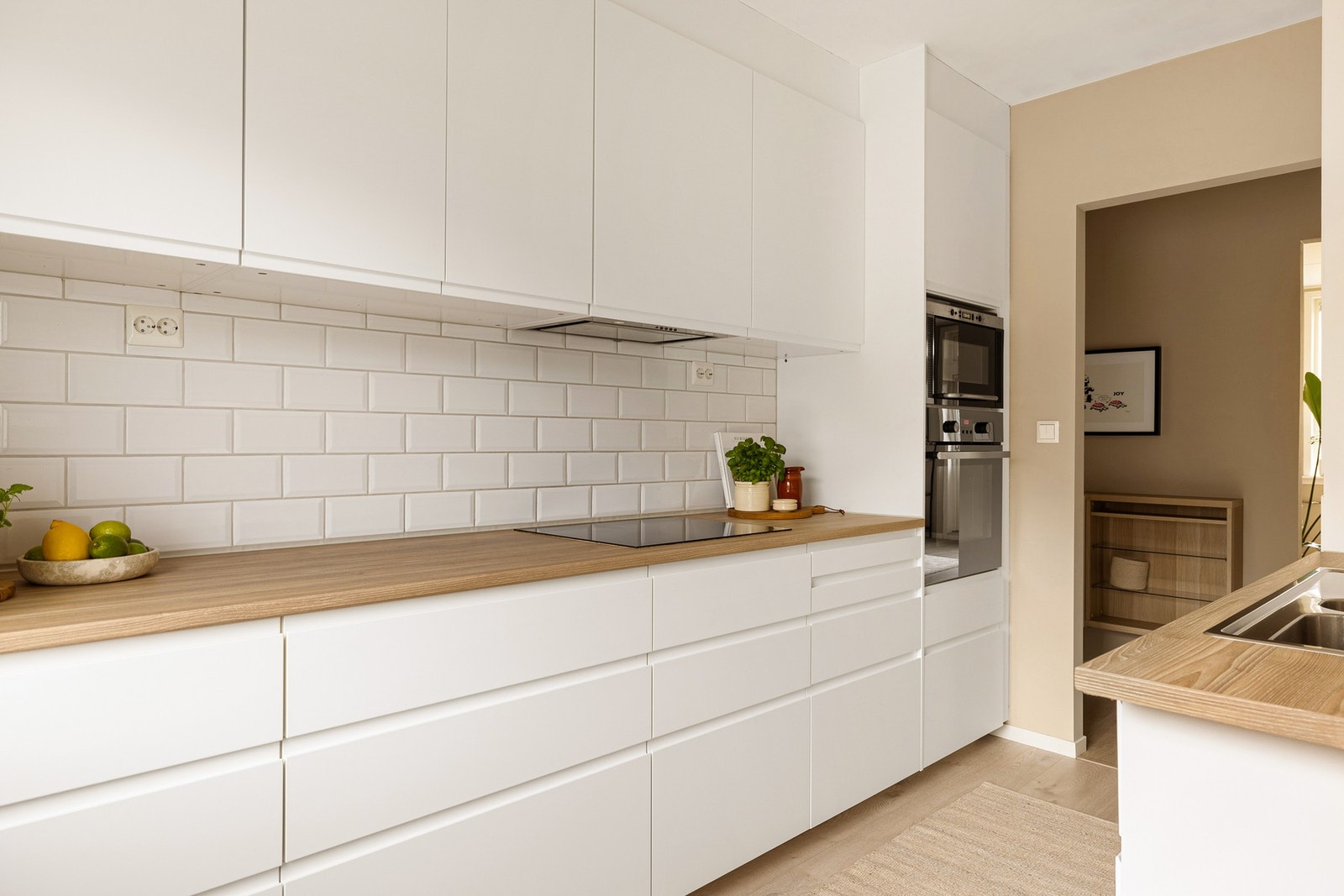 Både over- og underskap sikrer godt med oppbevaringsplass Galleribilde