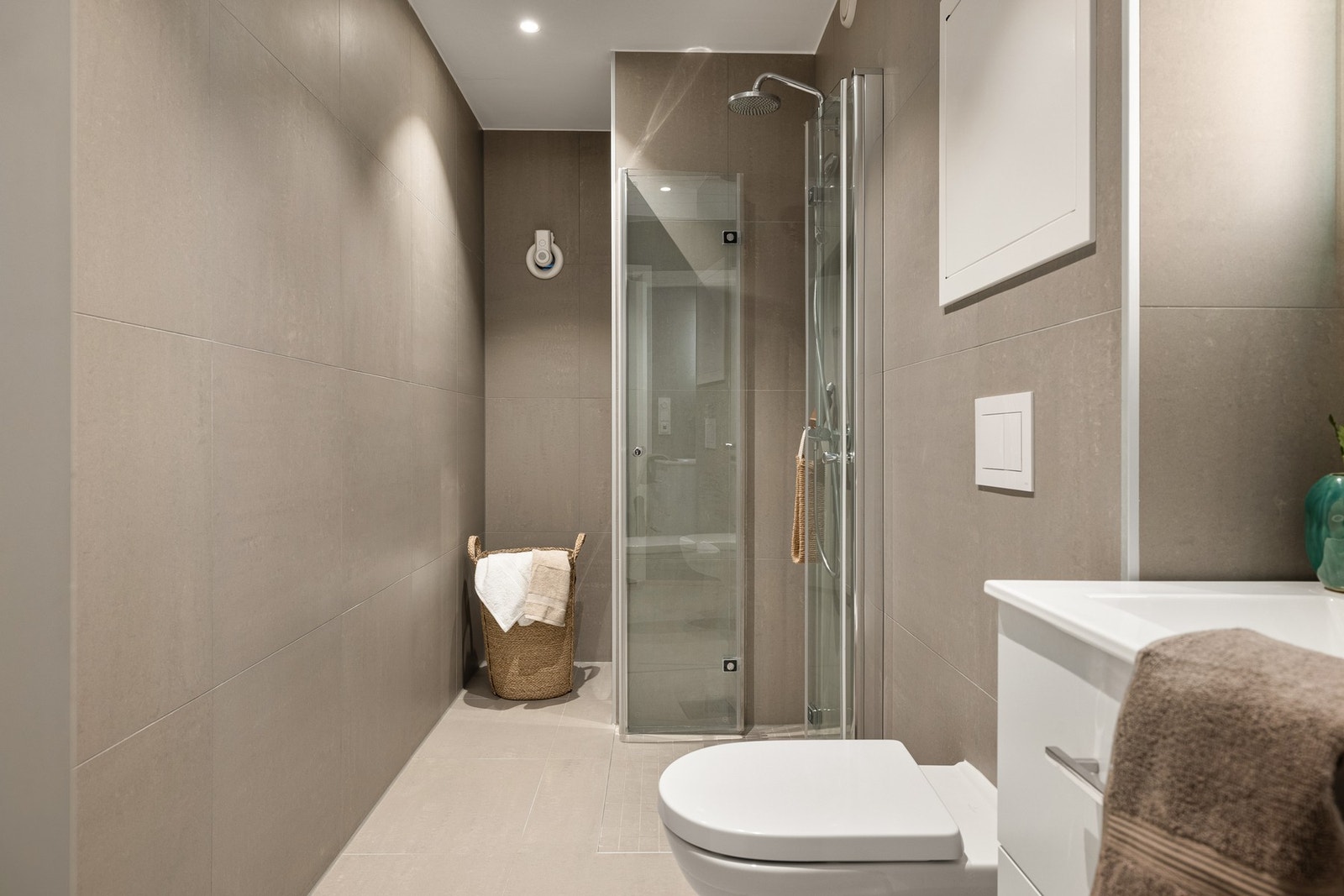 Badet ble totalrenovert i 2021 og er delikat innredet med lune fliser og moderne baderomsinnredning Galleribilde