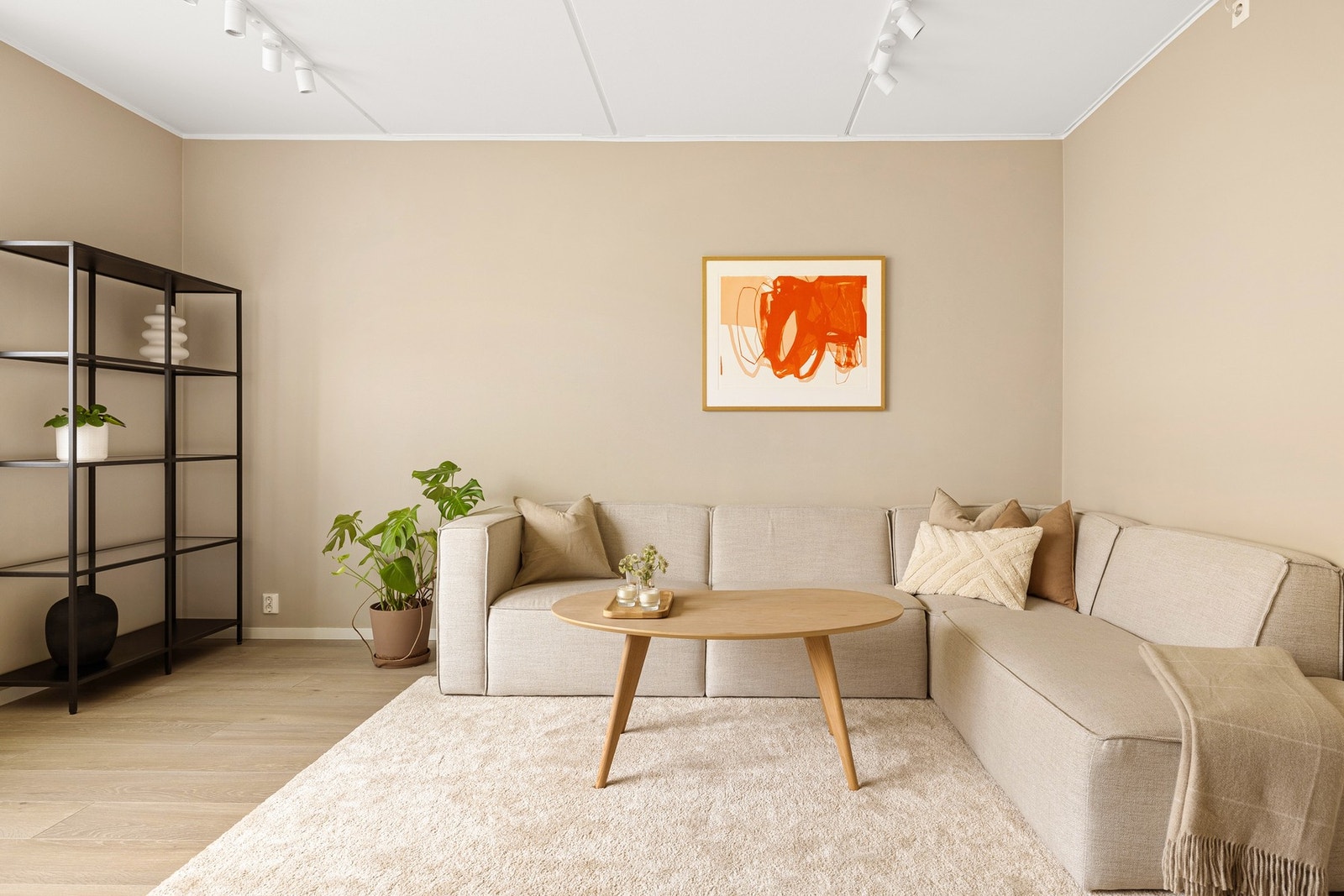 Stuen kan enkelt innredes med både sofa- og spisegruppe Galleribilde