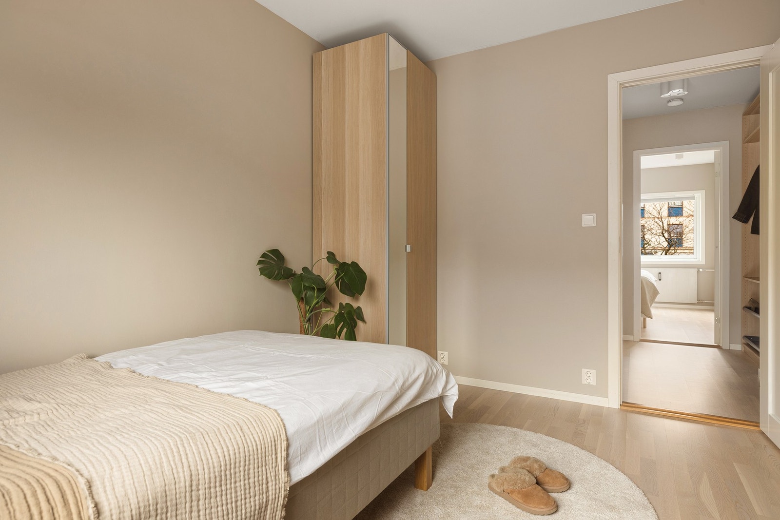 Garderobeskap medfølger handelen Galleribilde