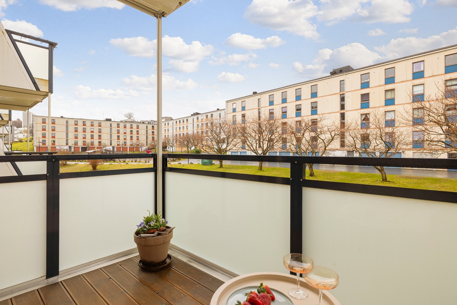 Her kan man nyte gode solforhold og utsikt mot byfjellene! Galleribilde