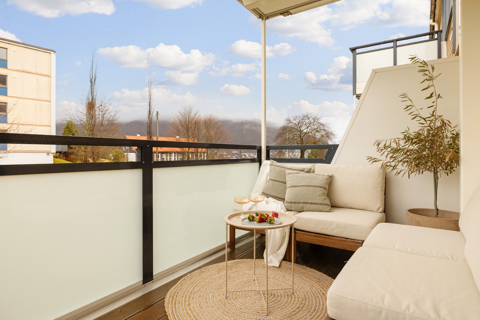 Leiligheten ligger fint til i byggets 3. etasje og har en romslig balkong med gode solforhold og utsikt! Galleribilde