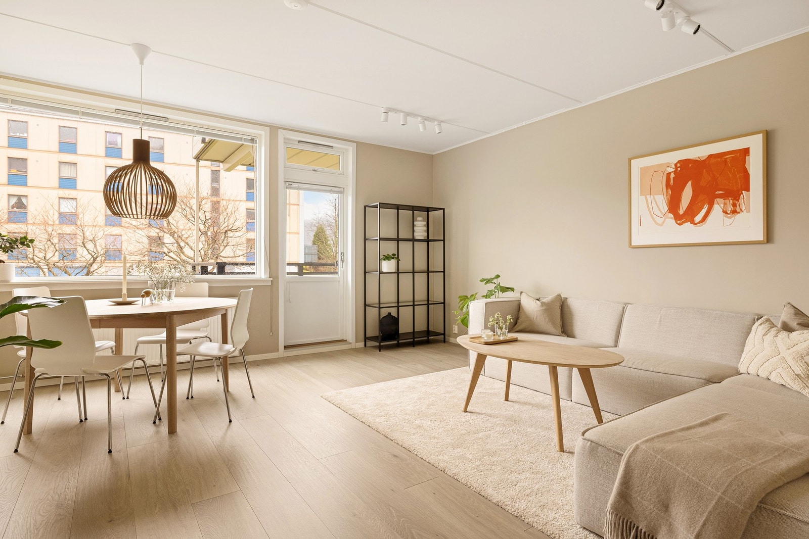 Store vindusflater sikrer godt med naturlig lys og skaper en god atmosfære Galleribilde