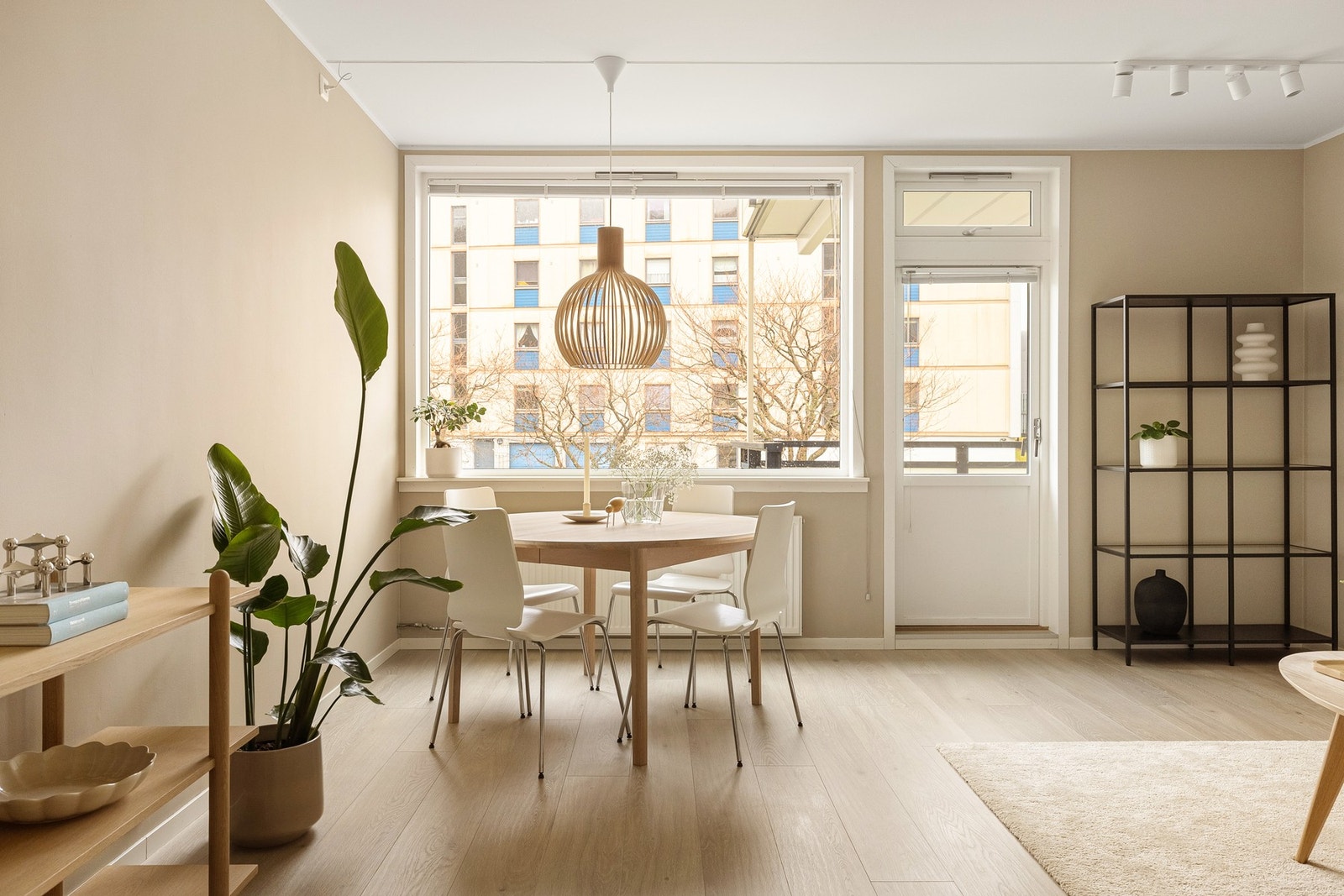 Leiligheten fremstår svært innbydende med tidsriktige og stilrene fargevalg Galleribilde