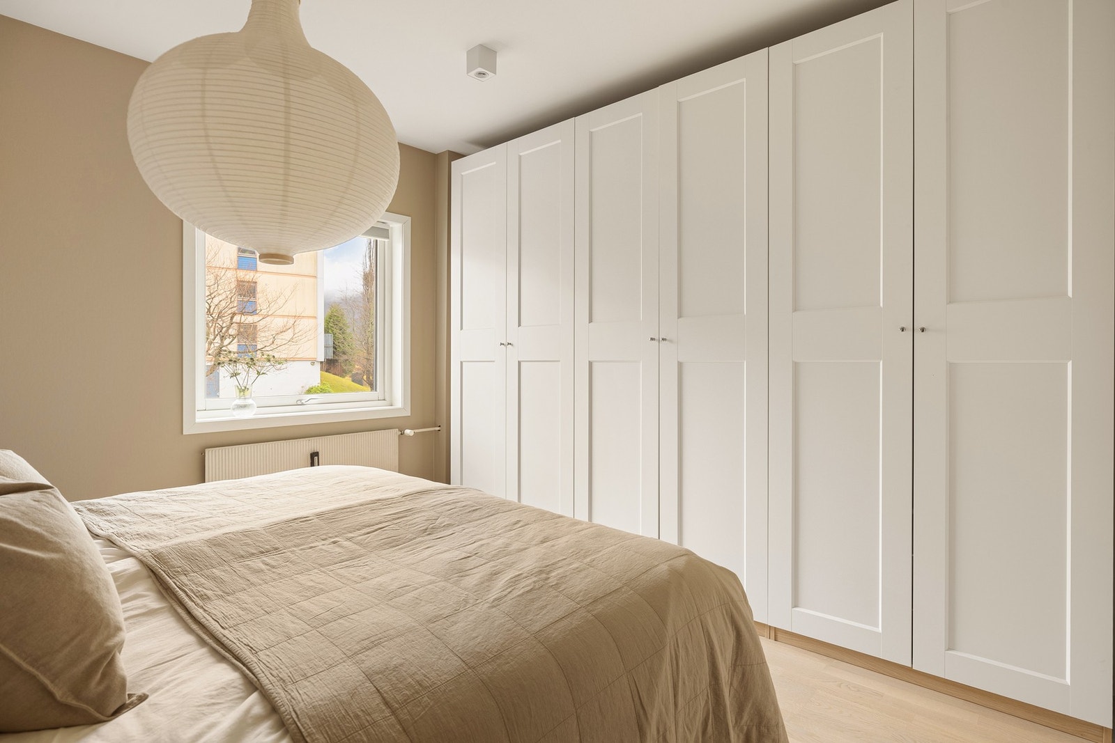 Garderobeskap medfølger handelen Galleribilde