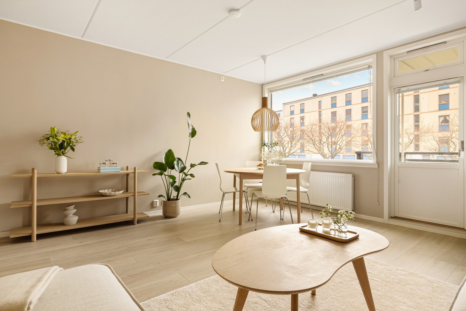 Fra stuen er det utgang til balkong på 7 kvadratmeter Galleribilde