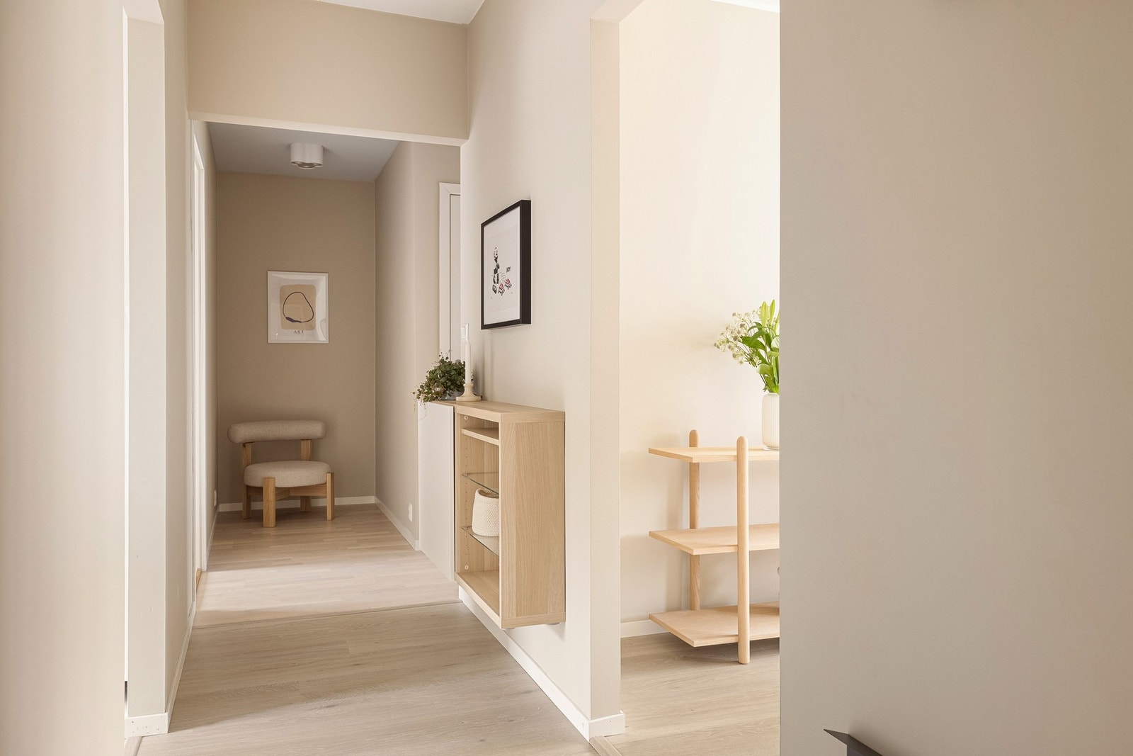 Lyst og pent inngangsparti med god plass til sko og yttertøy Galleribilde