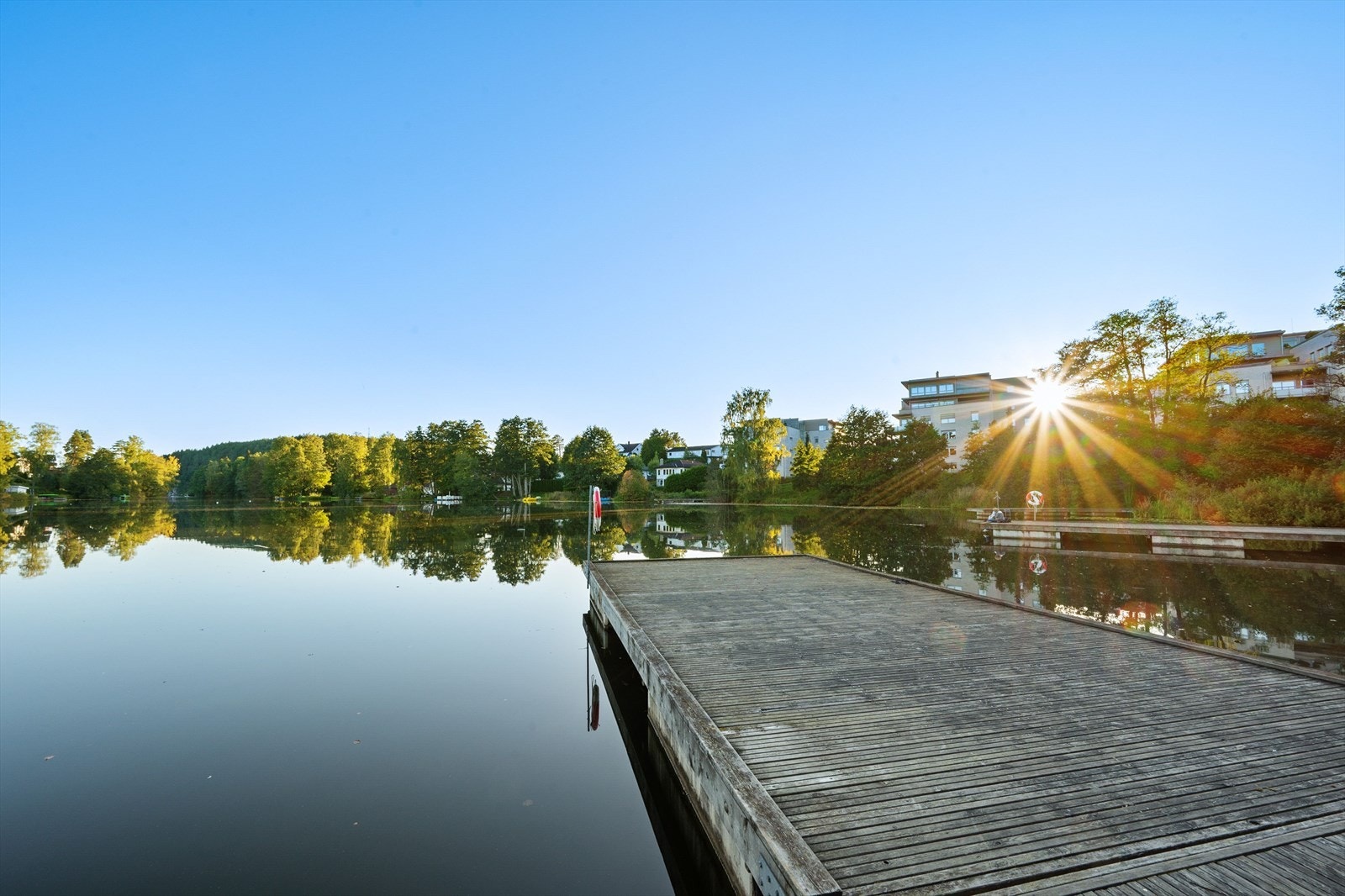 Kolbotnvannet er en vakker idyll med tursti, sittebenker og bryggekant, midt i sentrum. Galleribilde
